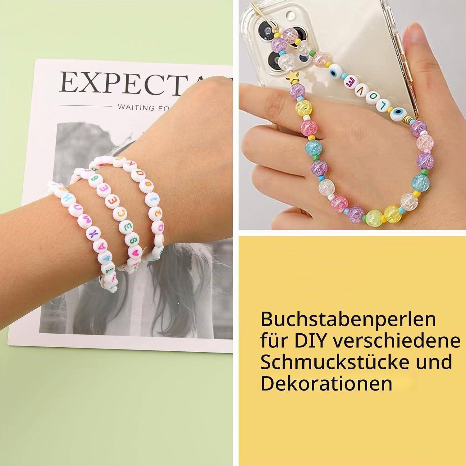 Collage aus handgefertigten Perlenbändern und Handyanhängern; Text lautet „Buchstabenperlen für DIY verschiedene Schmuckstücke und Dekorationen