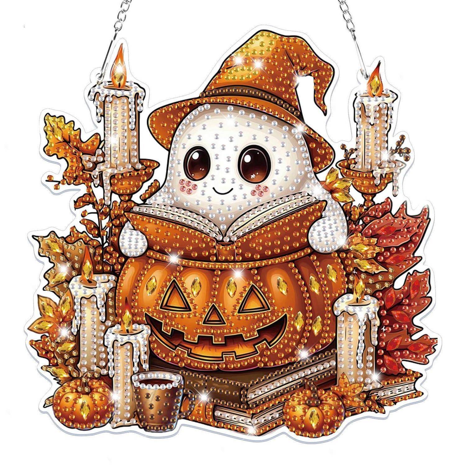 Funkelndes Halloween-Ornament eines niedlichen Geistes in einem Hexenhut, der aus einem geschnitzten Kürbisgesicht schaut, umgeben von Kerzen, Blättern, Kürbissen und Büchern.