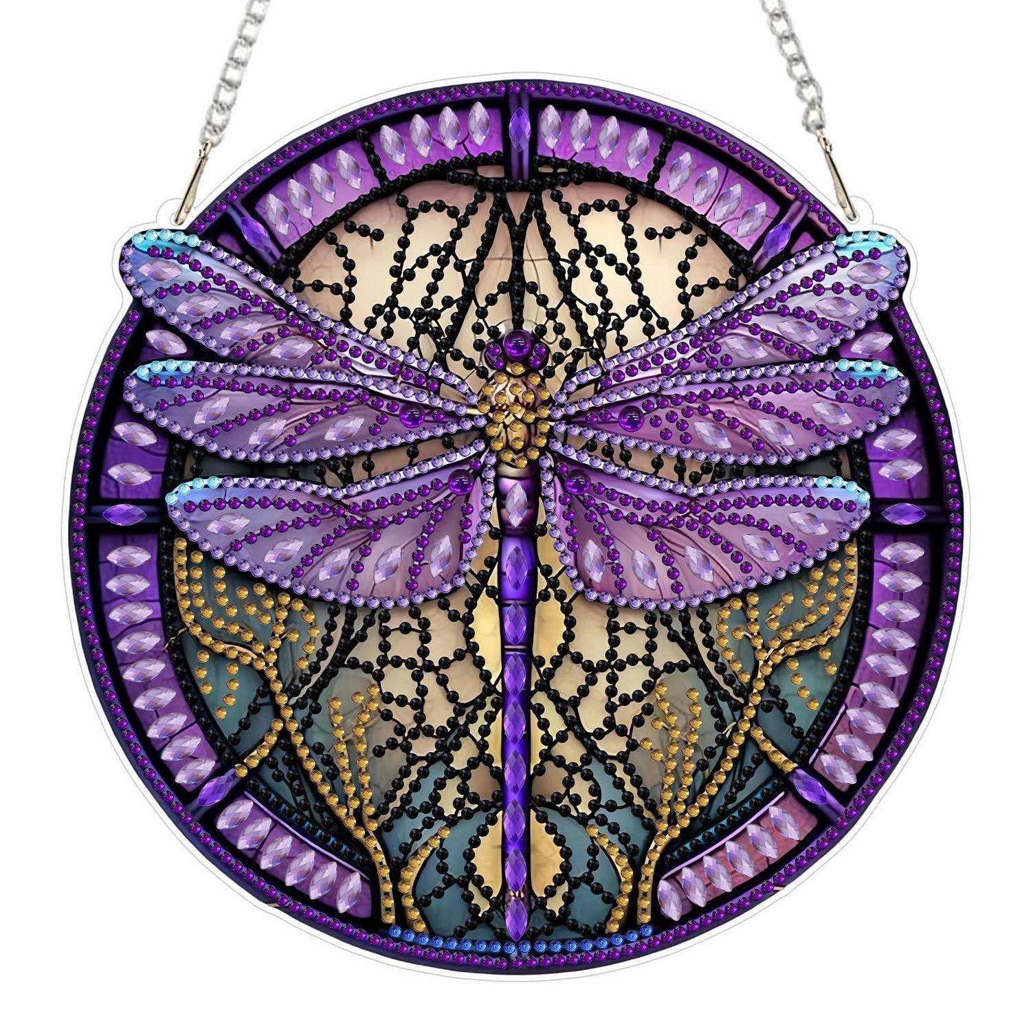 Eine kreisförmige Libellen-Anhänger-Halskette mit violetten und blauen geschmückten Flügeln, schwarzen Perlchen-Details und einer Silberkette.
