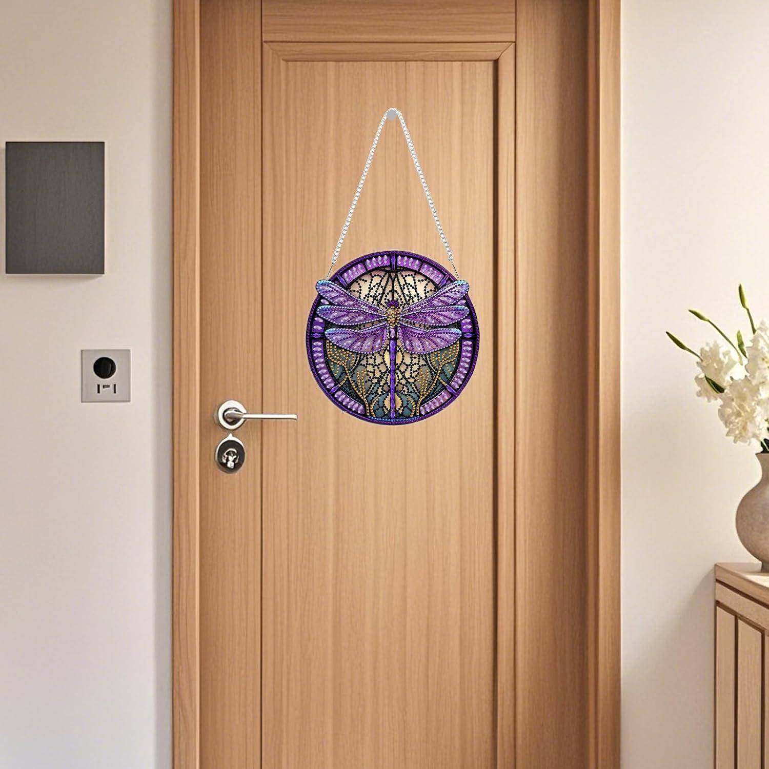 Ein dekoratives violettes Schmetterlings-Wandbild hängt an einer Holztür in einem minimalistischen Flur.