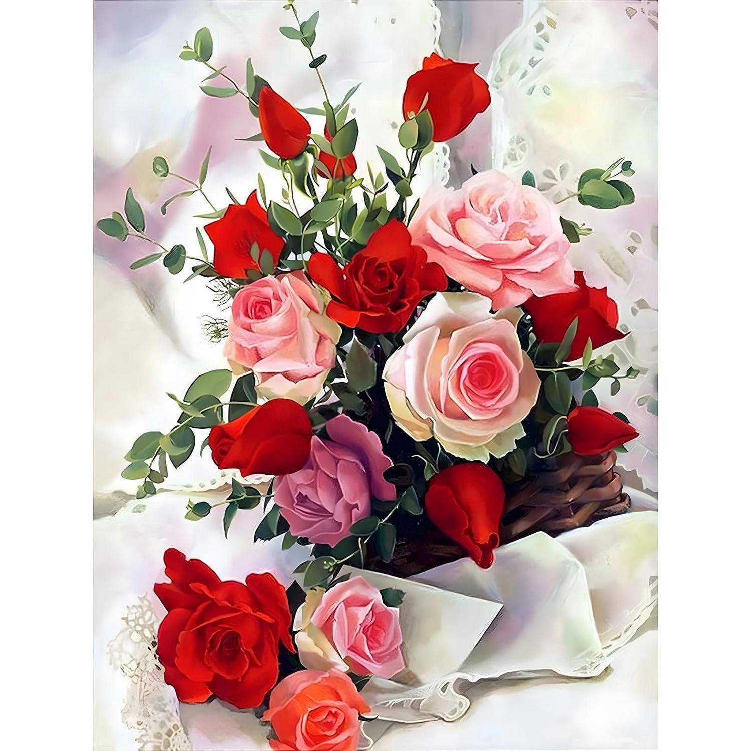 Ein Strauß aus roten, rosa und violetten Rosen mit grünen Blättern, in einem Korb arrangiert und in weißes Papier eingewickelt.