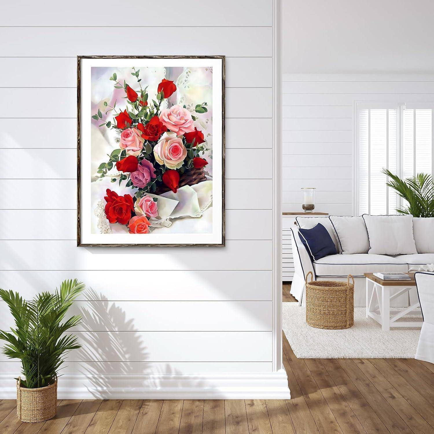 Gerahmtes Blumengemälde mit roten und rosa Rosen auf einer weißen Shiplap-Wand in einem hellen Wohnzimmer.