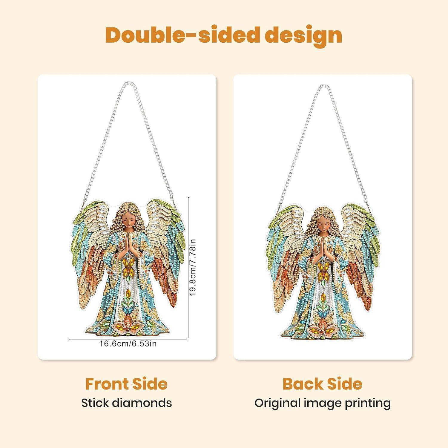 Werbe-Grafik zeigt ein beidseitiges Engel-Wandornament mit Kettenbefestigung; die Vorderseite hat Stick-Diamanten, die Rückseite zeigt das ursprüngliche gedruckte Bild.