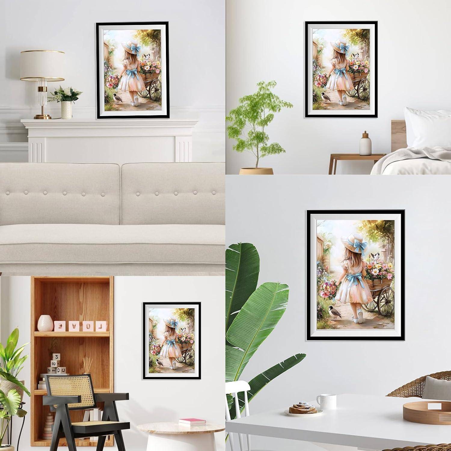 Gerahmte Aquarellstil-Illustration eines Mädchens in blauem Kleid und Hut, gezeigt in einem inszenierten Wohnungsinterieur-Mockup mit dem Druck über einem Kamingesims, Bett, Schreibtisch und Esstisch.