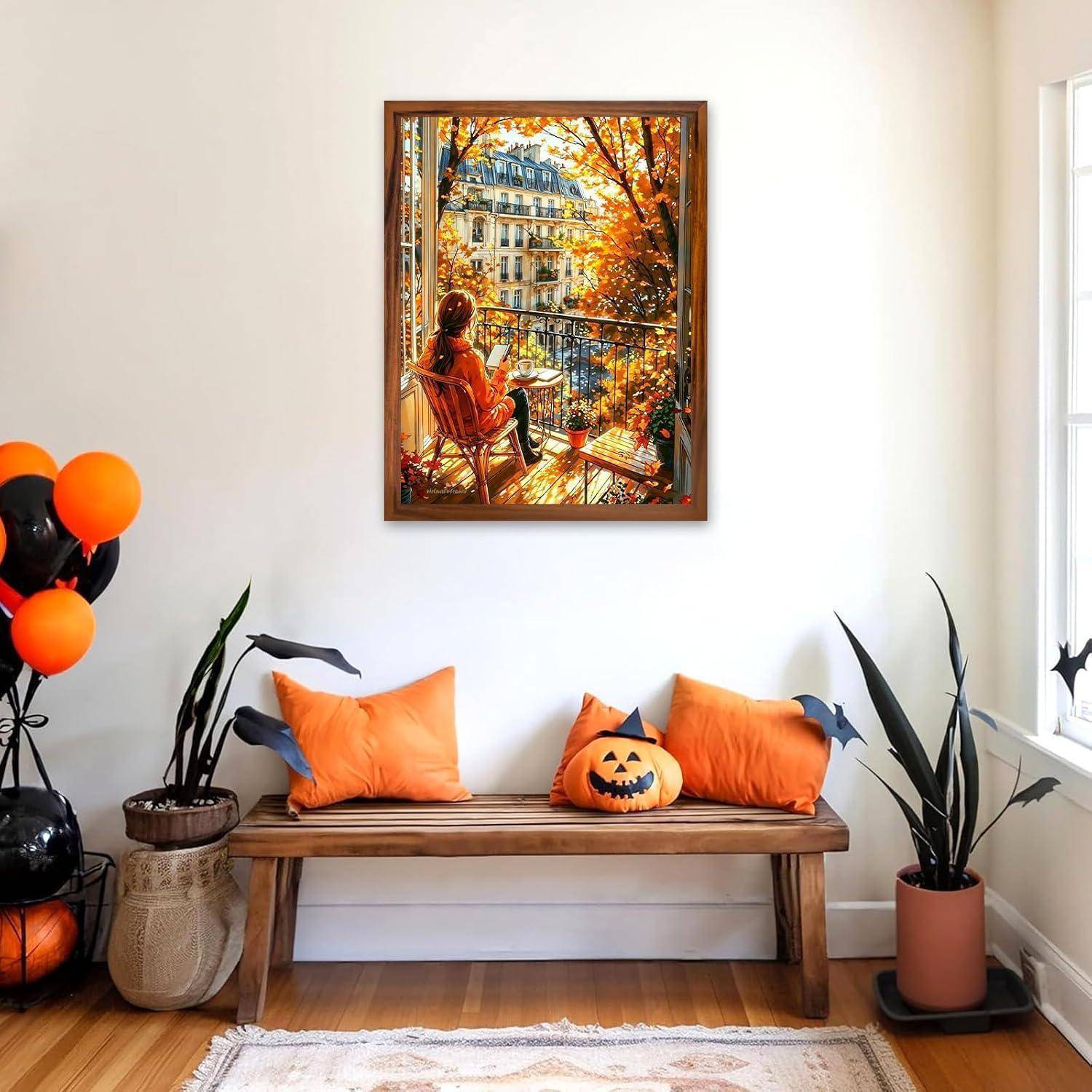 Mit Halloween dekorierte Bank mit orangefarbenen Kissen und Kürbisgesicht-Kissen unter einem gerahmten Herbstbalkon-Gemälde; Ballons und Topfpflanzen flankieren sie.