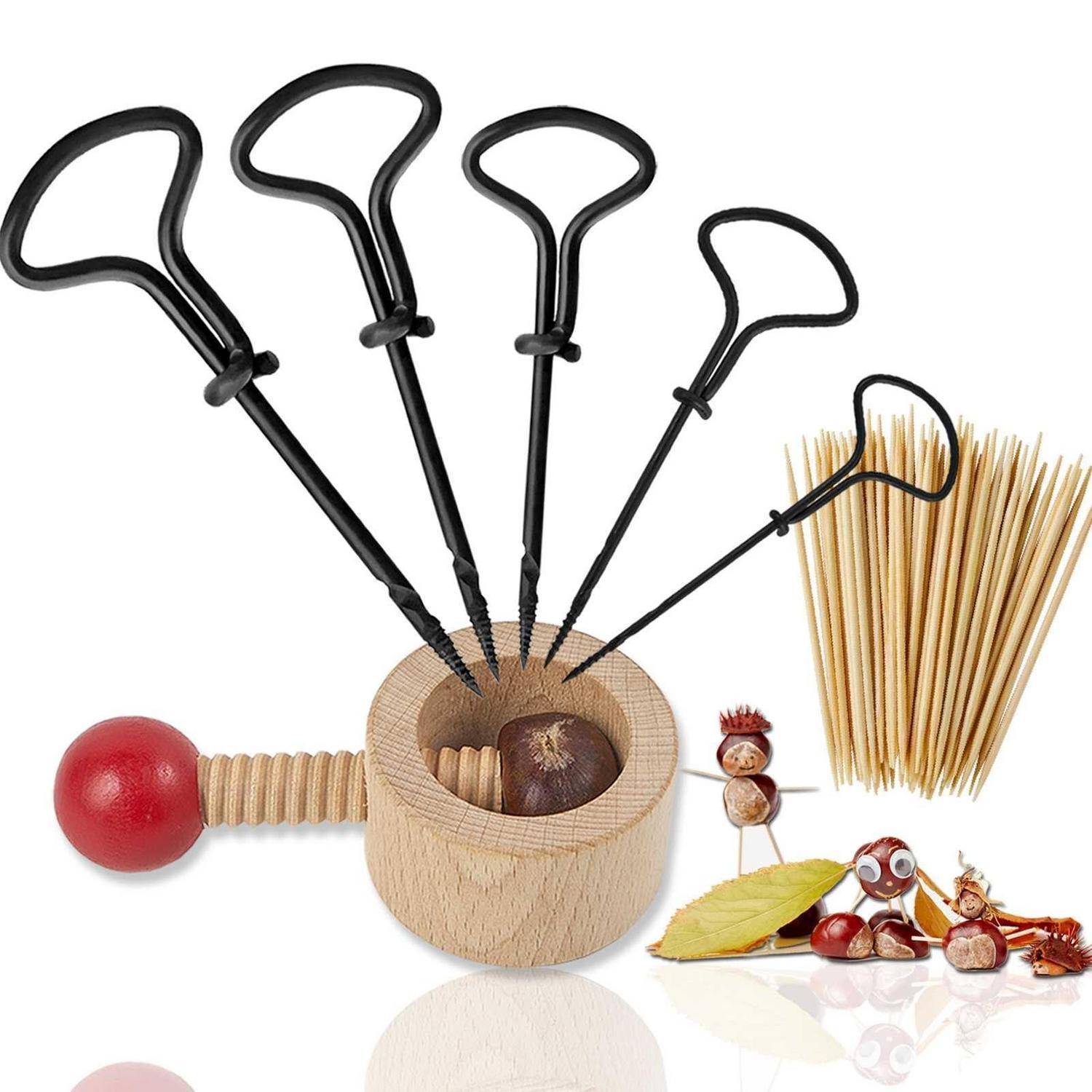 Verschiedene Cocktail-Garniturpicke und Spieße in einem Holzhalter mit Zahnstochern und dekorativen Lebensmittelpicken auf weißem Hintergrund.