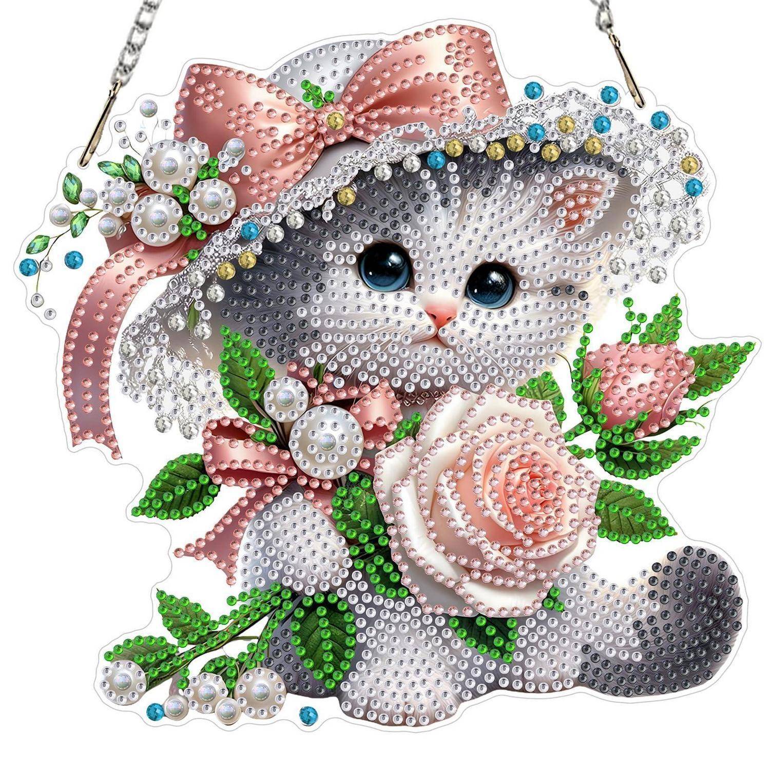 Ein juwelenverzierter Kätzchenanhänger mit rosa Schleifen und Rosen, an Ketten hängend, verziert mit Strass und Perlen.