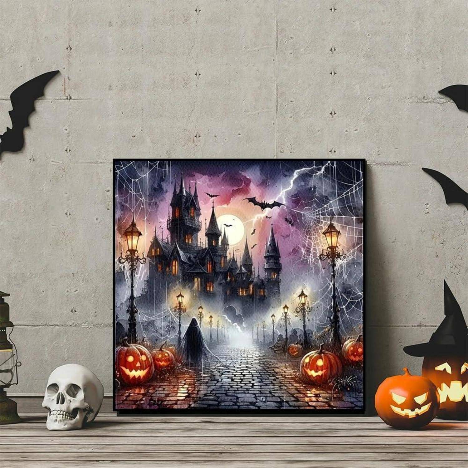 Halloween-Dekoration mit einem gruseligen Schloss in der Nacht, beleuchtet von Laternen und geschnitzten Kürbisgesichtern, mit Fledermäusen, Spinnweben und einem Schädel auf einem Holzboden.