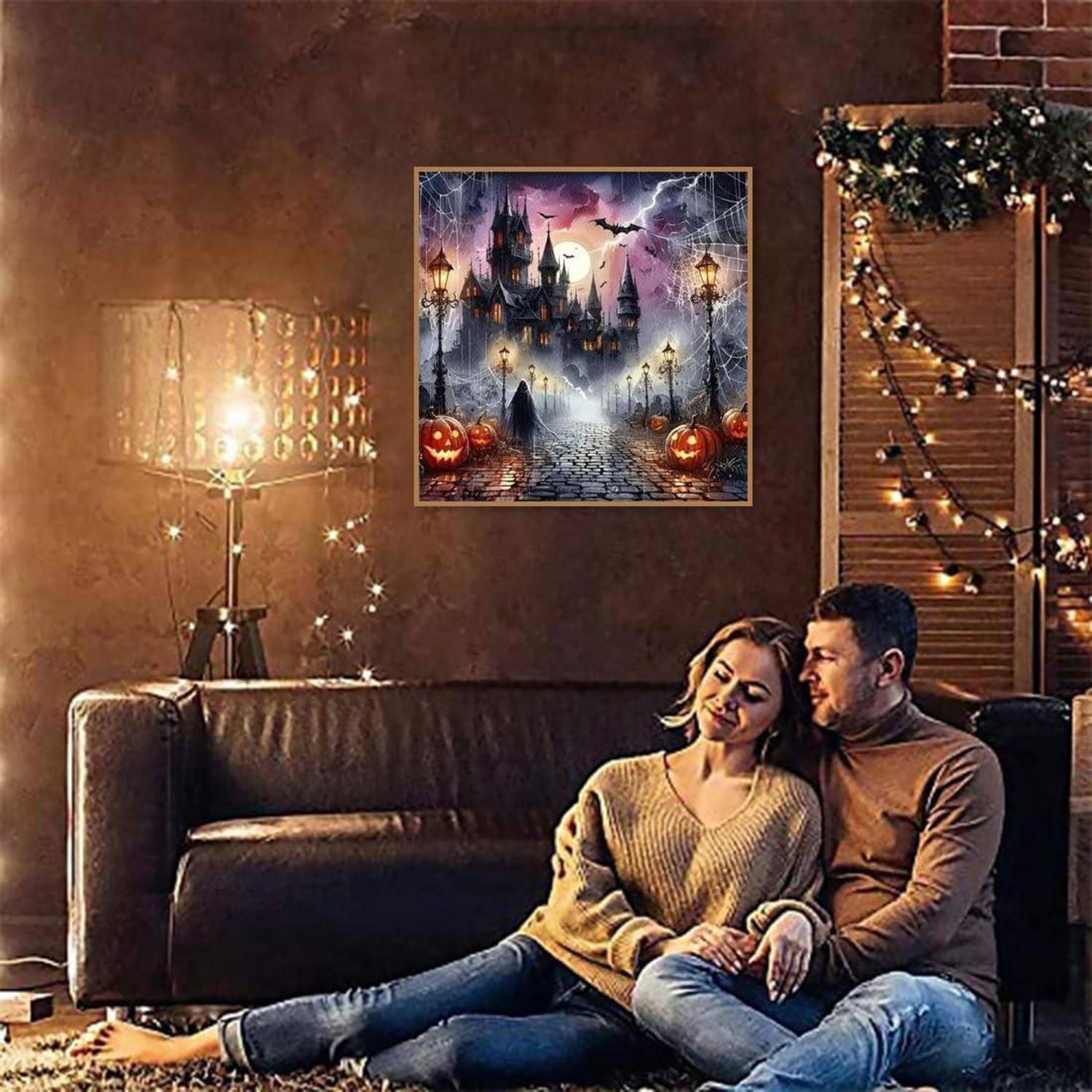 Ein Paar sitzt eng beieinander auf einem Sofa in einem gemütlichen, Halloween-dekorierten Wohnzimmer mit einer leuchtenden Lampe und gruseliger Wandkunst.
