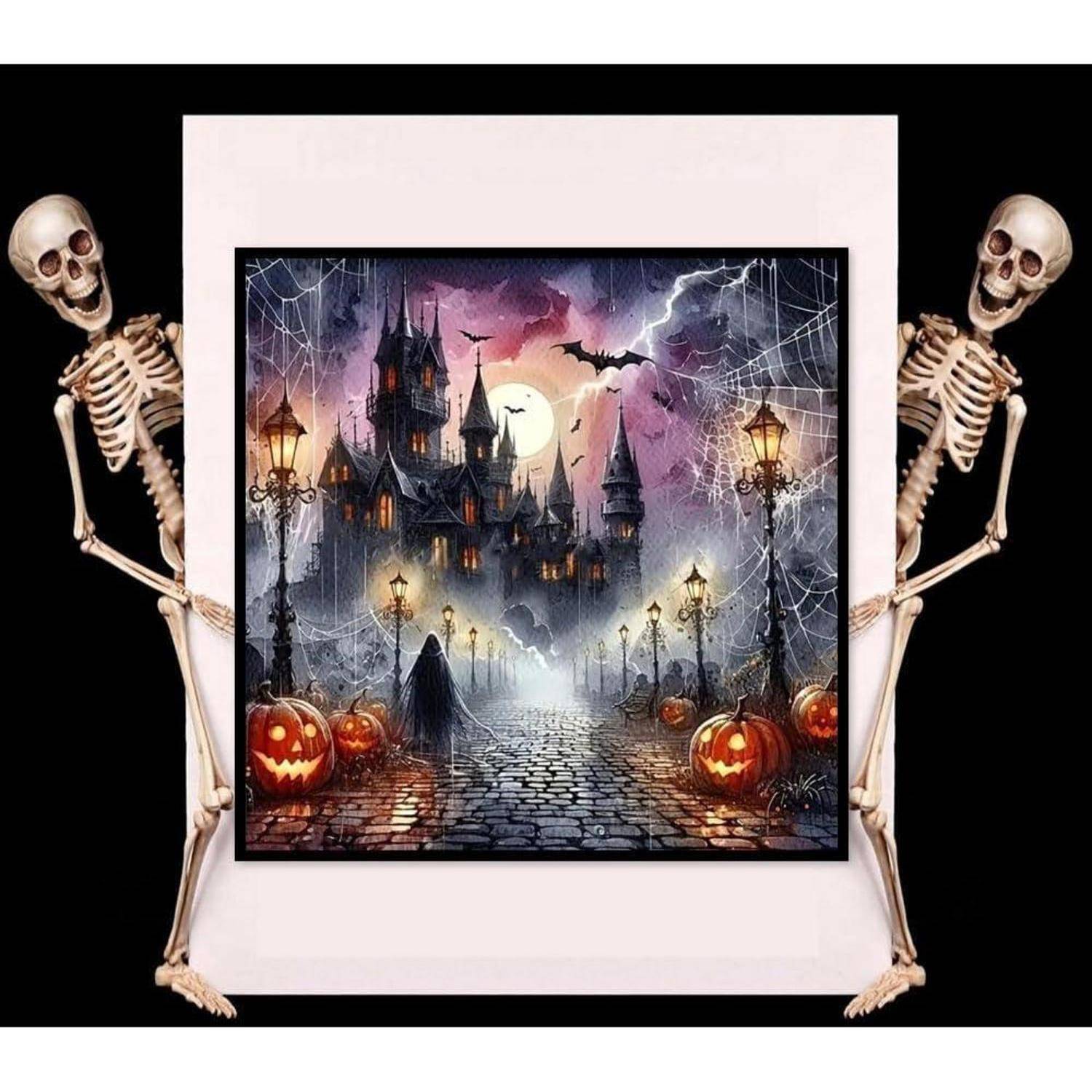 Zwei Skelette rahmen eine gruselige gerahmte Halloween-Szene mit einem verzauberten Schloss, Spinnweben, Kürbislaternen und einer gespenstischen Gestalt auf einem Kopfsteinpflasterweg ein.