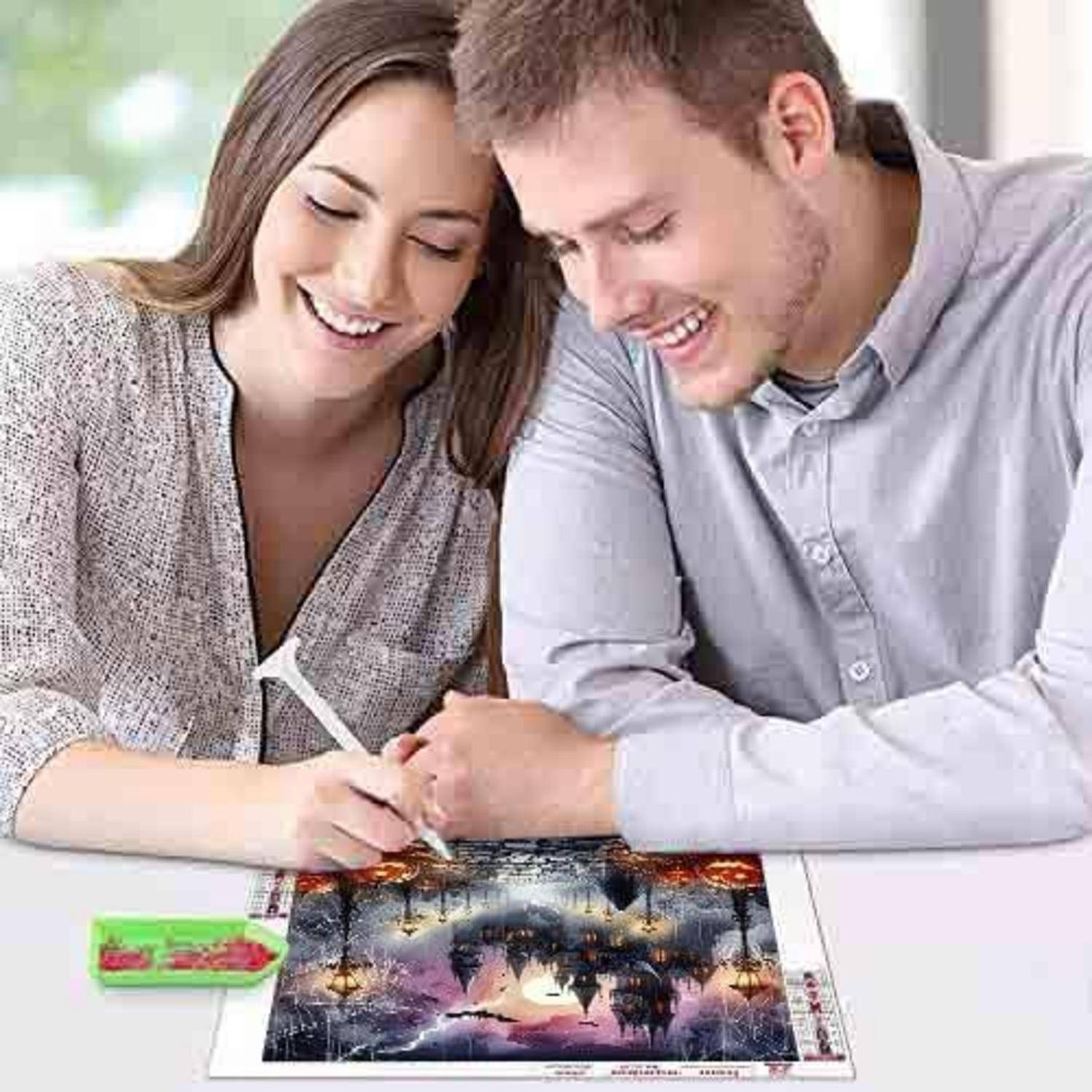 Lächelndes Paar arbeitet gemeinsam an einem Puzzle an einem Tisch und fügt Teile in ein farbenfrohes Weltraum-Motiv ein.