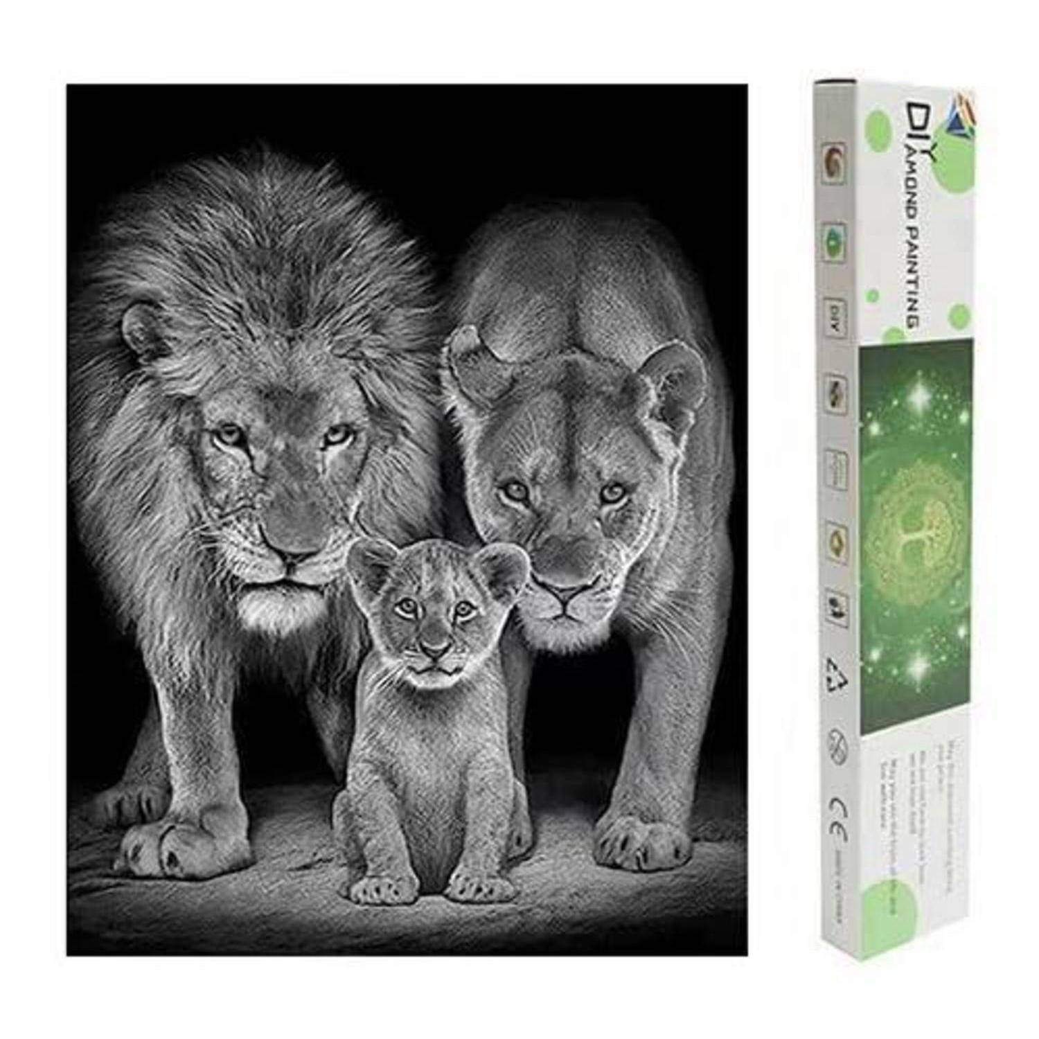 Schwarz-Weiß-Diamantmalerei-Set-Box zeigt einen Löwen, eine Löwin und ein Junges auf schwarzem Hintergrund.
