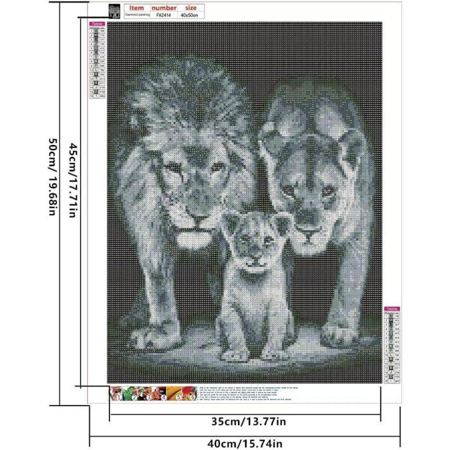 Diamant-Malerei-Set mit Löwe, Löwin und Löwenjungen, mit fertiggestellter Größe von 35 x 45 cm und Gesamtpaketgröße von 40 x 50 cm.