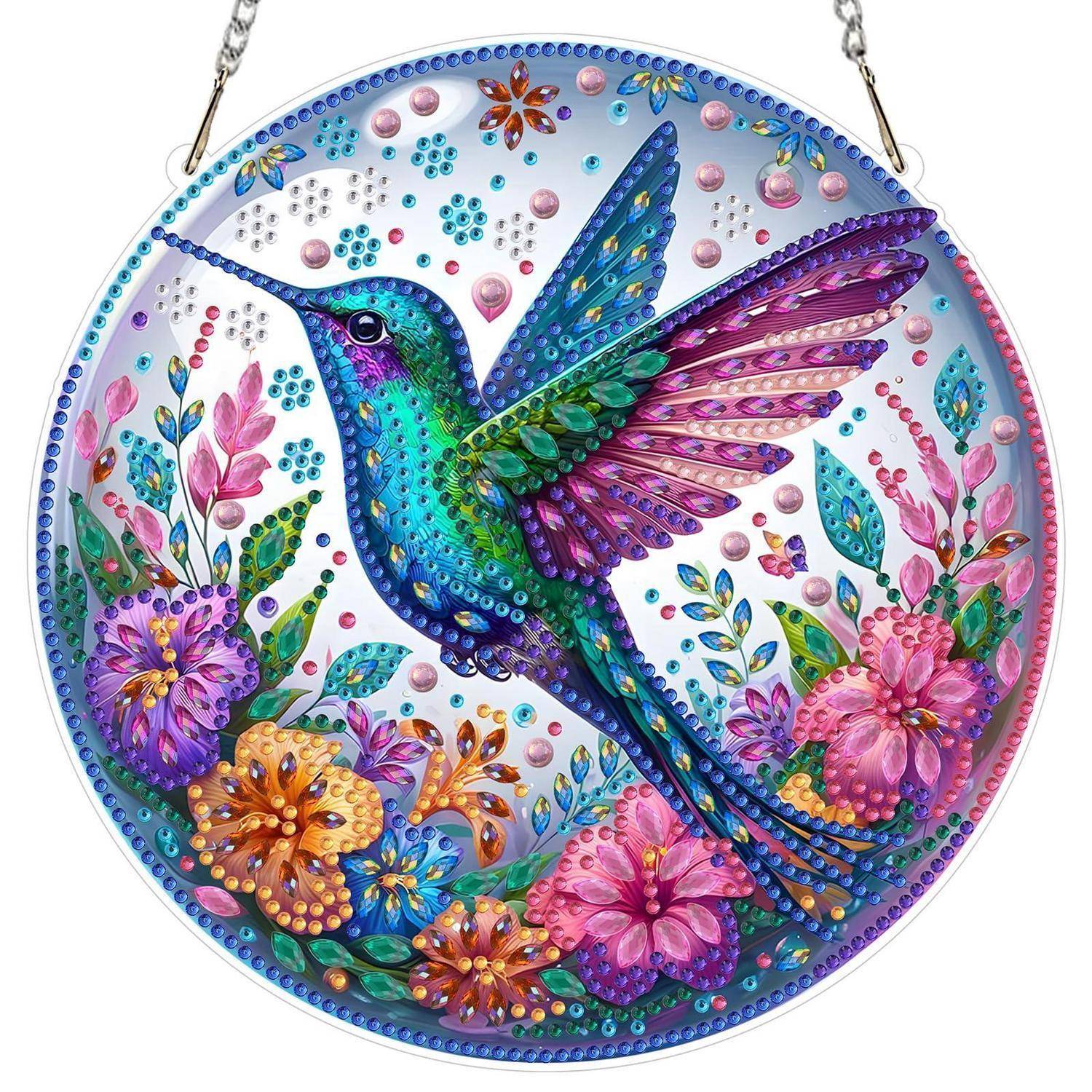 Farbenfrohe zirkuläre Hängungskunst eines geschmückten Kolibris im Flug über hellen Blumen und Blättern, mit dekorativer Perlenborte.