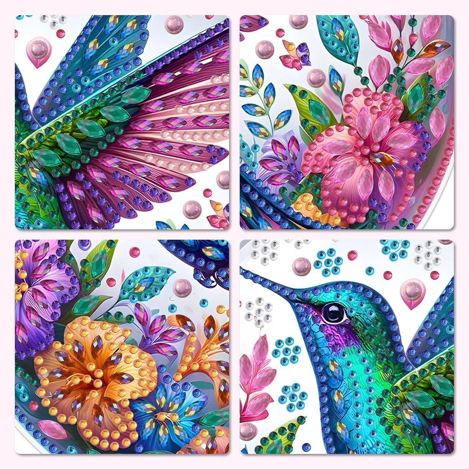 Vier farbenfrohe, mosaik-ähnliche Vogel- und Blumenpanels mit Edelsteinton-Federn, Blüten und dekorativen Pünktchen auf weißem Hintergrund.