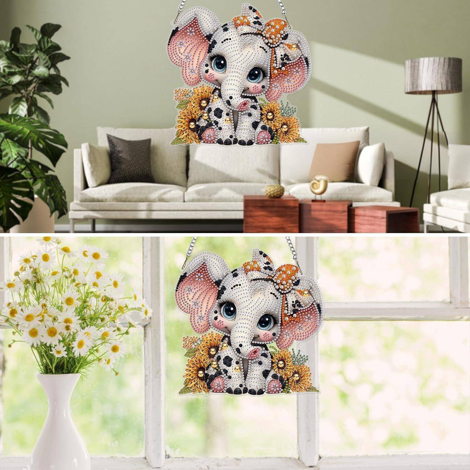 Dekorative Elefantenkunst, die in einem Wohnzimmer gezeigt wird und neben einem Fenster hängt, mit Blumen- und Schmetterlingsdetails.