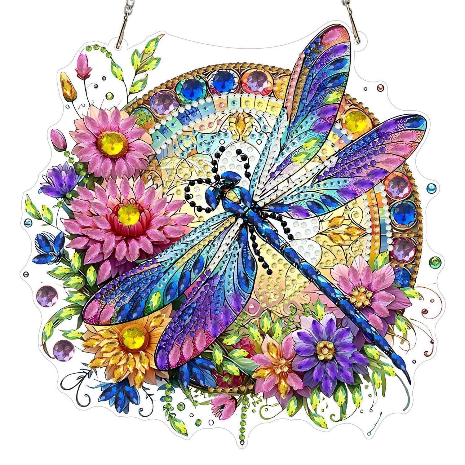 Eine farbenfrohe Libellendarstellung mit funkelnden Flügeln umgeben von rosa, violetten und gelben Blüten auf weißem Hintergrund.
