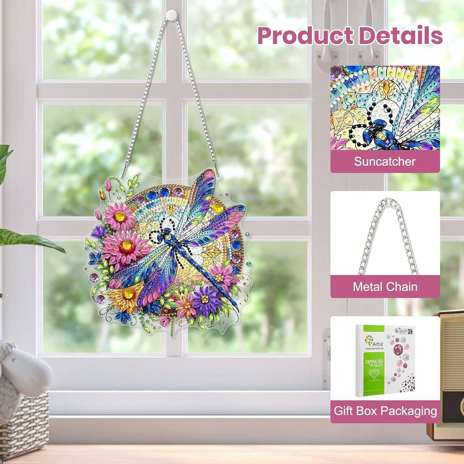 Bunter Schmetterling und Blumen-Sonnenfänger, der in einem Fenster hängt, mit Produktdetails für den Sonnenfänger, die Metallkette und die Geschenkboxverpackung.