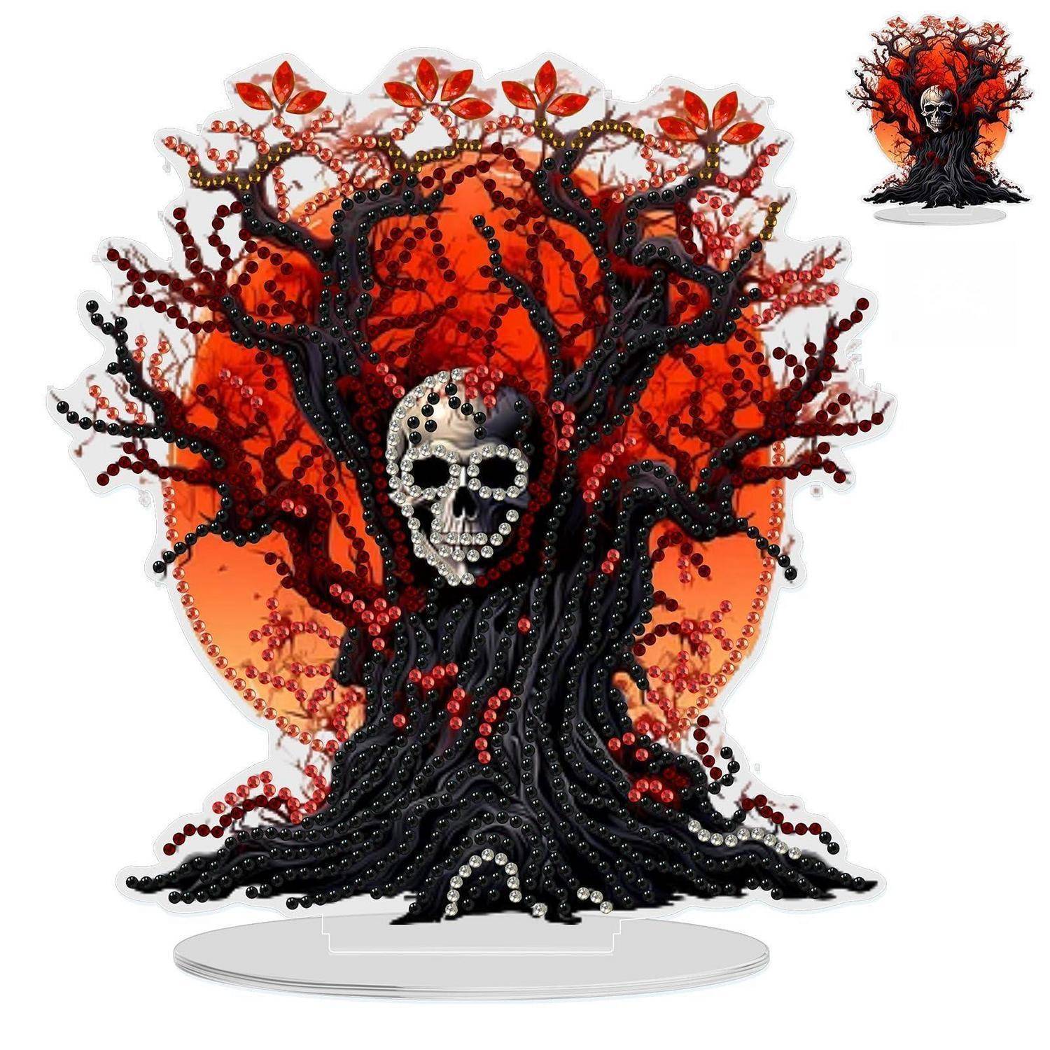 Dekorativer schwarzer Baum mit Totenschädel-Gesicht und roten Blättern und Ästen vor einem orangefarbigen kreisförmigen Hintergrund auf einem klaren Ständer; kleine Einblendung zeigt die vollständige Figur.