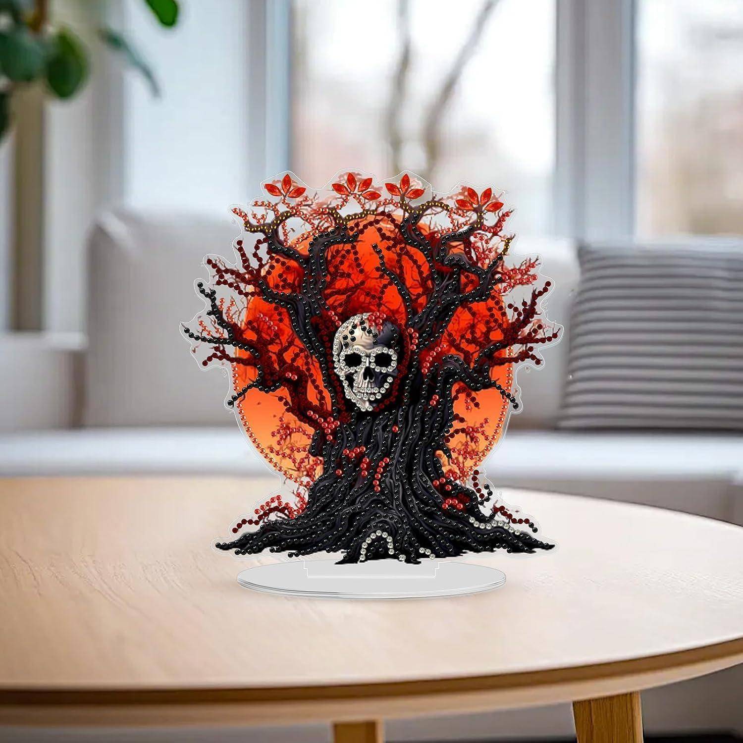Dekorative Totenschädel-Skulptur aus Perlen in Form eines dunklen Baumes mit roten Blättern, auf einem Tisch in einem hellen Raum ausgestellt.