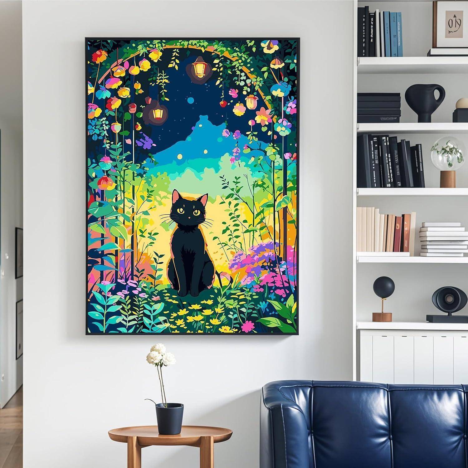 Ein gerahmtes buntes Gemälde einer schwarzen Katze in einem leuchtenden Fantasiegarten hängt über einem blauen Ledersofas in einem modernen Wohnzimmer.