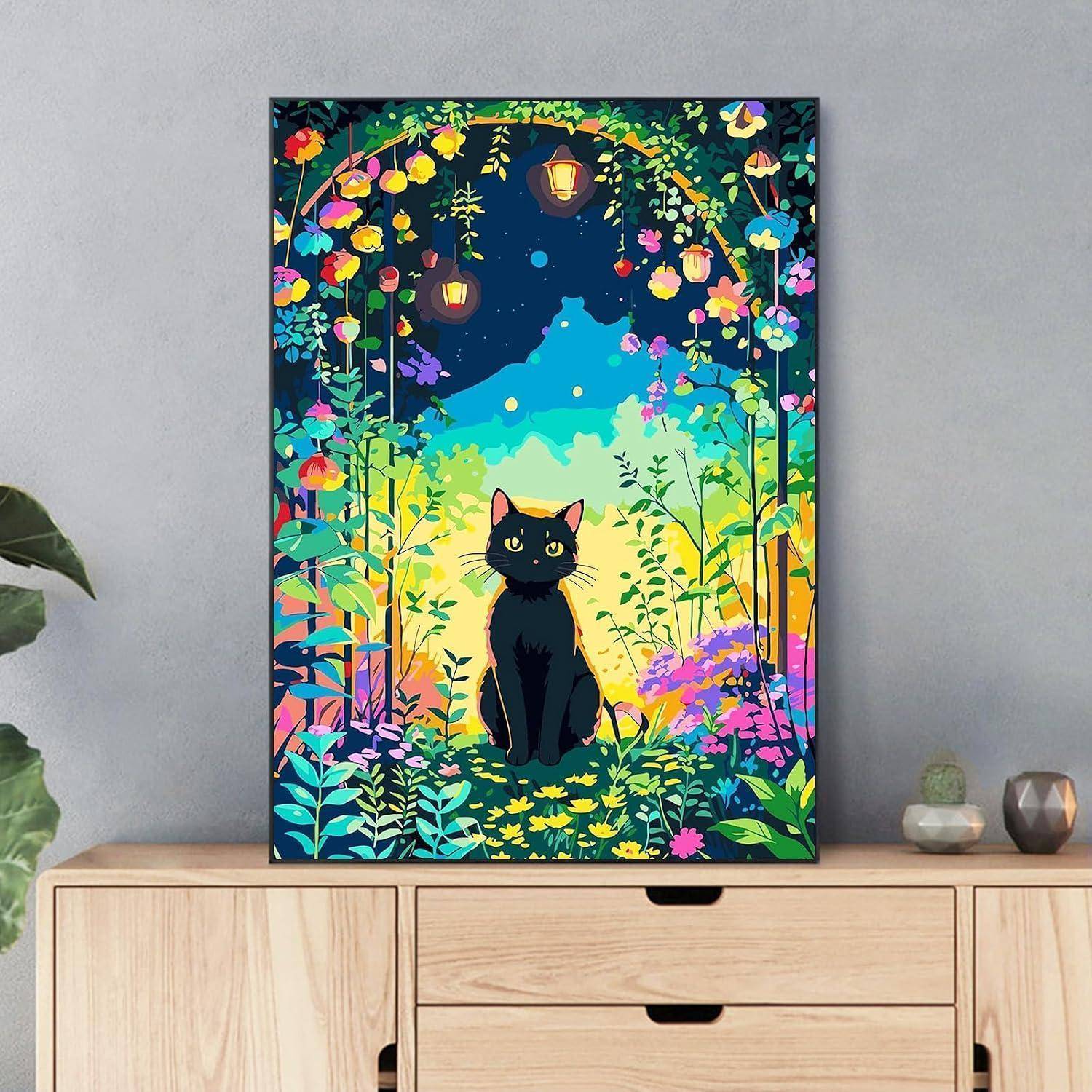 Bunte Wandkunst einer schwarzen Katze, die in einem leuchtenden, blütenerfüllten Nachtgarten unter hängenden Laternen und Laubbögen sitzt.