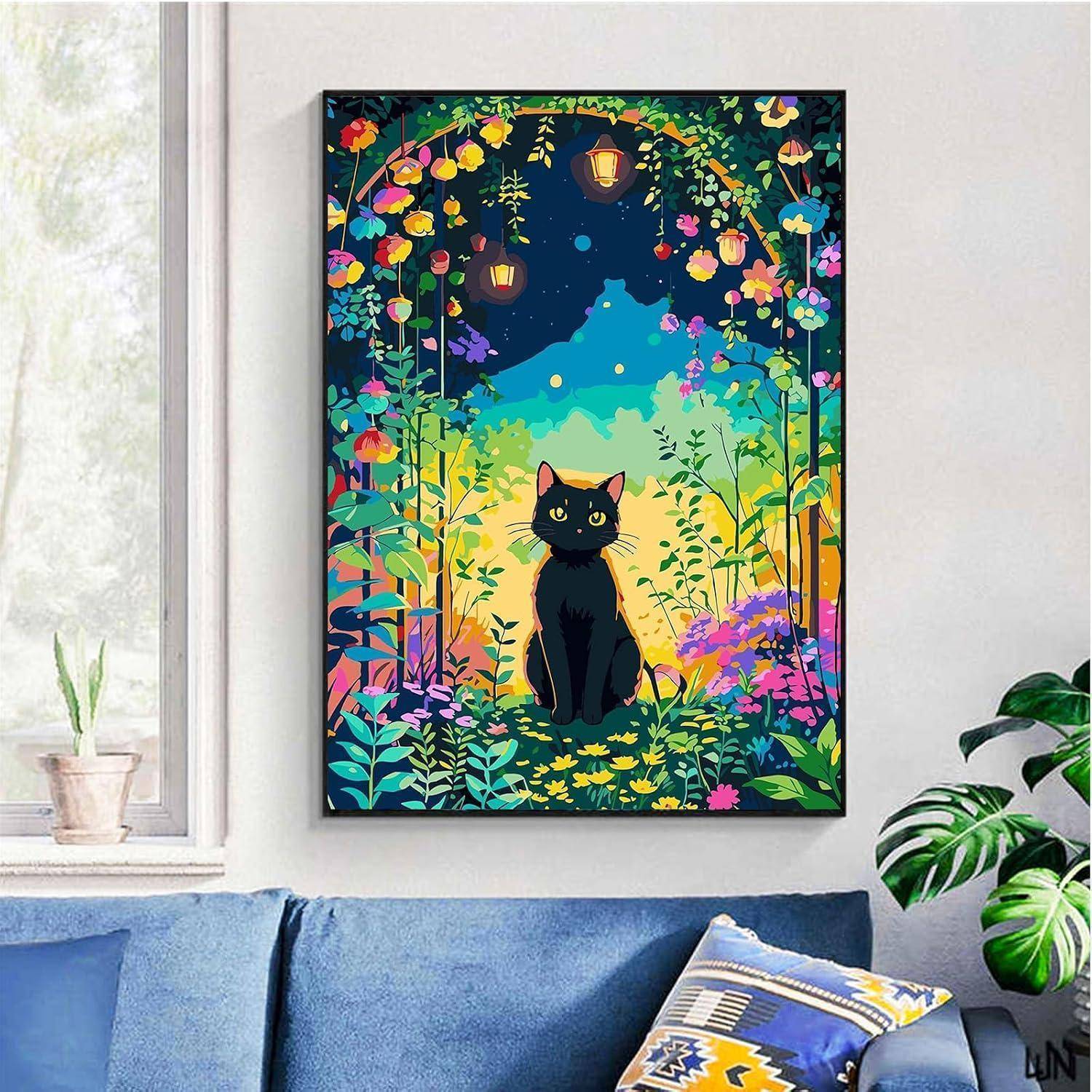 Gerahmtes farbenfrohe Wandkunst einer schwarzen Katze, die nachts in einem leuchtenden Garten sitzt, über einem blauen Sofa in einem Wohnzimmer ausgestellt.