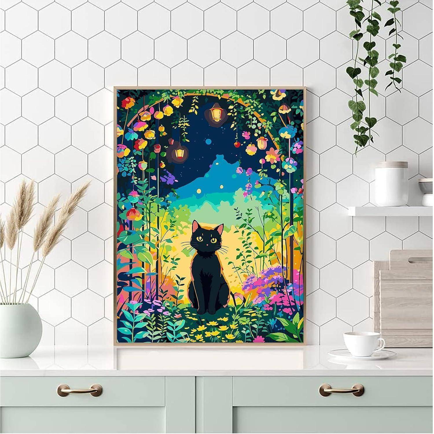 Gerahmtes farbenfohes Poster einer schwarzen Katze, die nachts in einem lebendigen Garten sitzt, das über einem Schrank in einer hellen Küche angebracht ist.