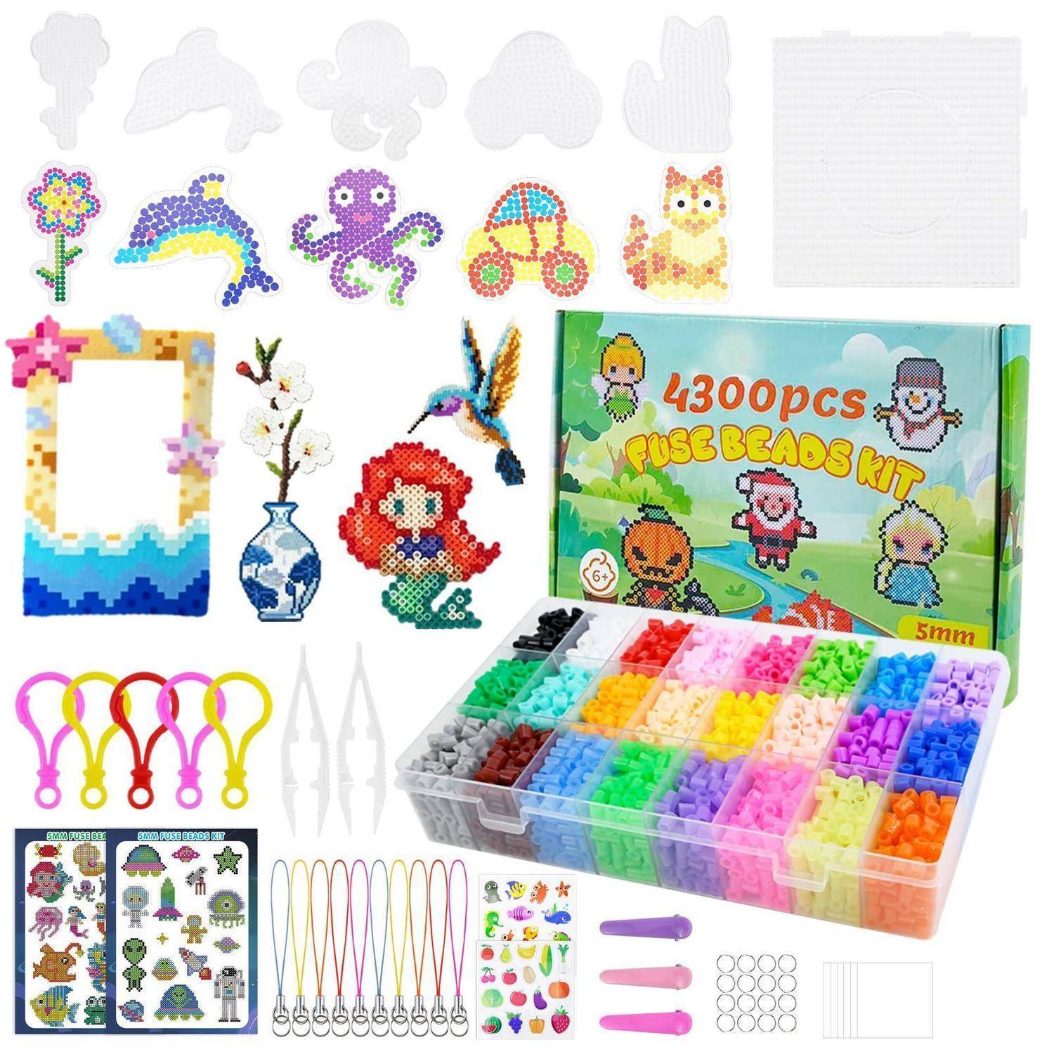 Ein 4300er-Steckperlen-Set mit sortierten Perlen, Steckplatten, Haken und Beispiel-Pixelart-Designs einschließlich Blumen, Regenbogen, Oktopus, Auto, Katze und Meerjungfrauen-Designs.