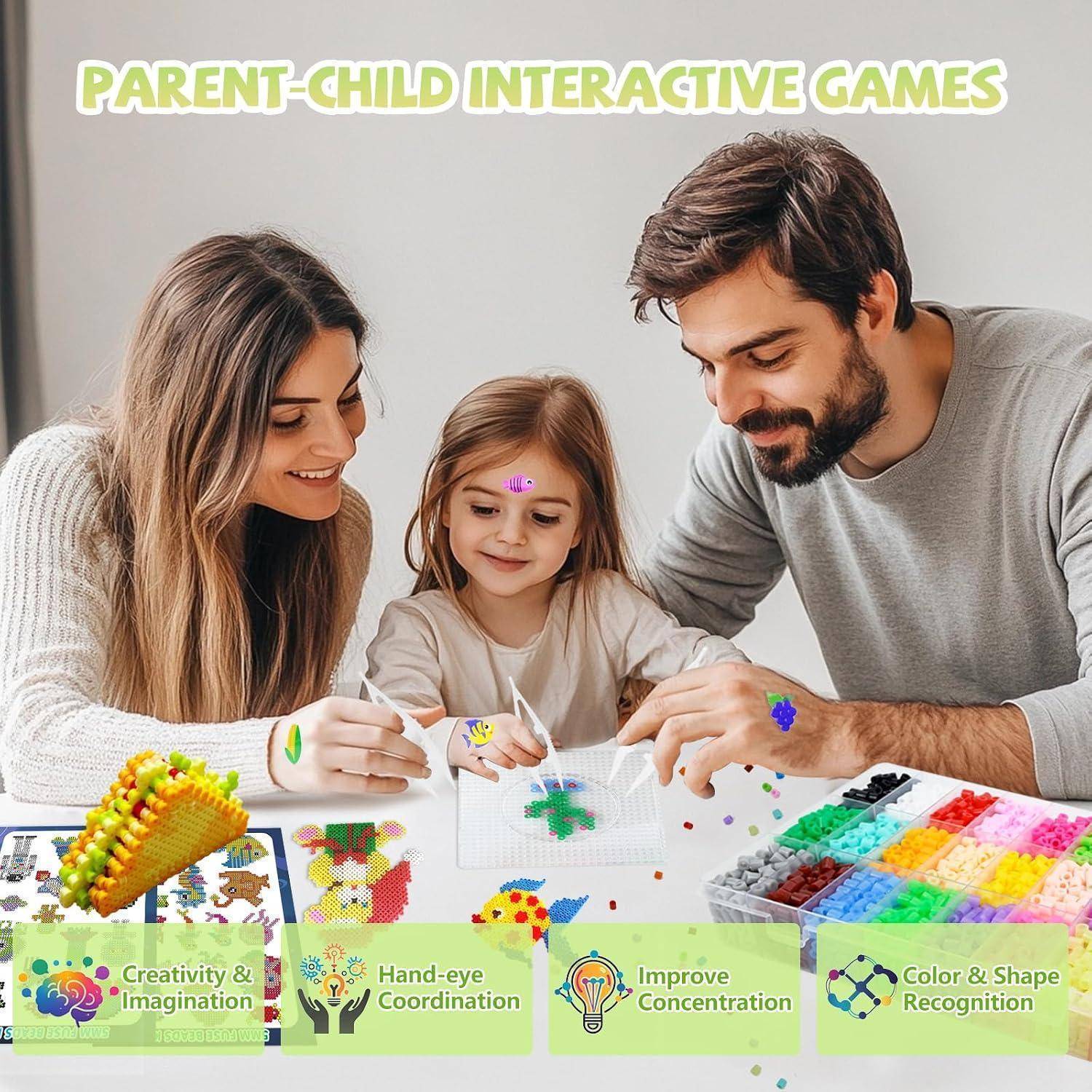 Glückliche Eltern und ein junges Mädchen führen eine praktische Bastelaktivität mit Perlen durch, mit dem Titel „INTERAKTIVE ELTERN-KIND-SPIELE