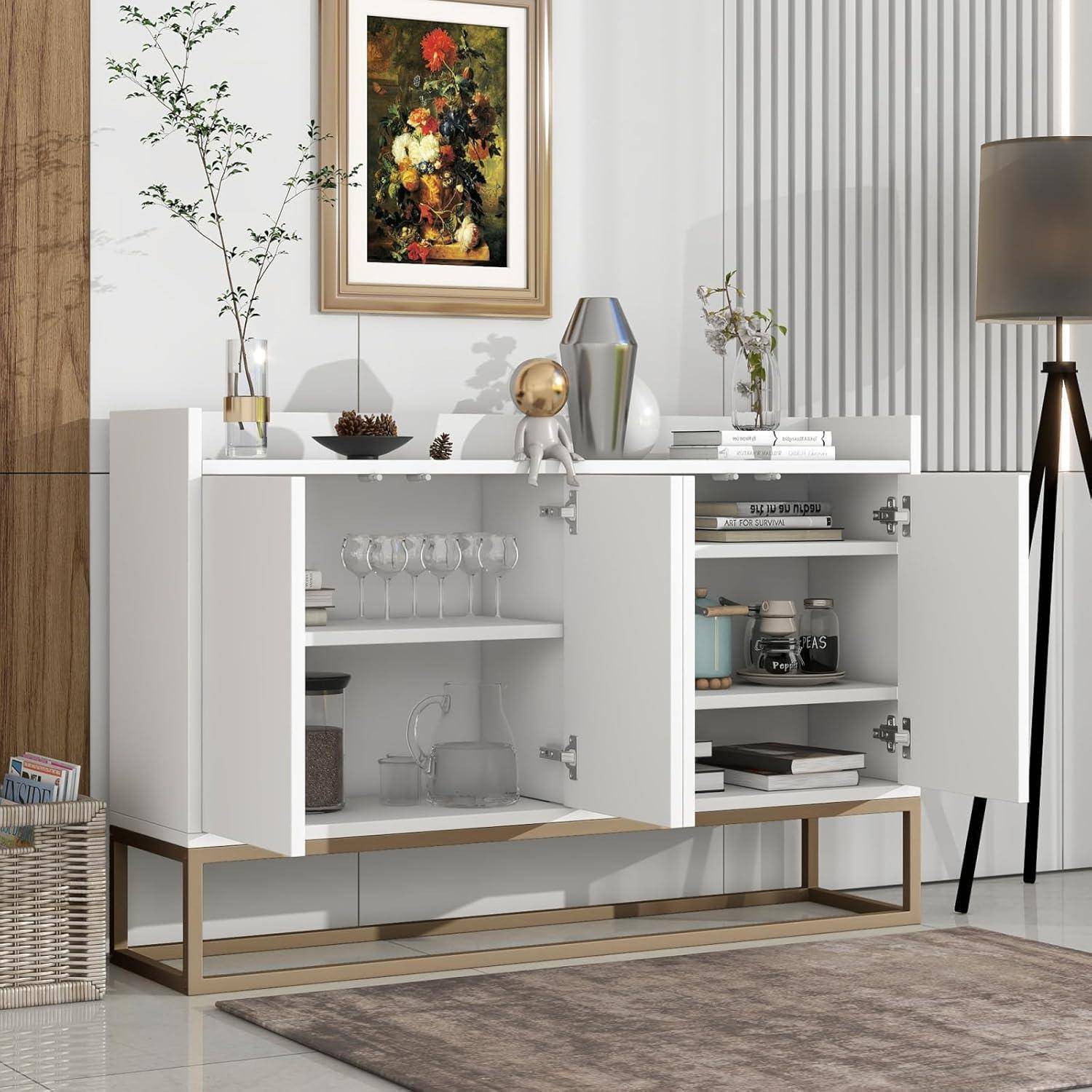 Modernes weißes Sideboard mit offenen Schränken, die Gläser, Bücher und Gläschen halten, oben mit Deko, Kunstwerken, Pflanzen und einer Lampe in einem Wohnzimmer.