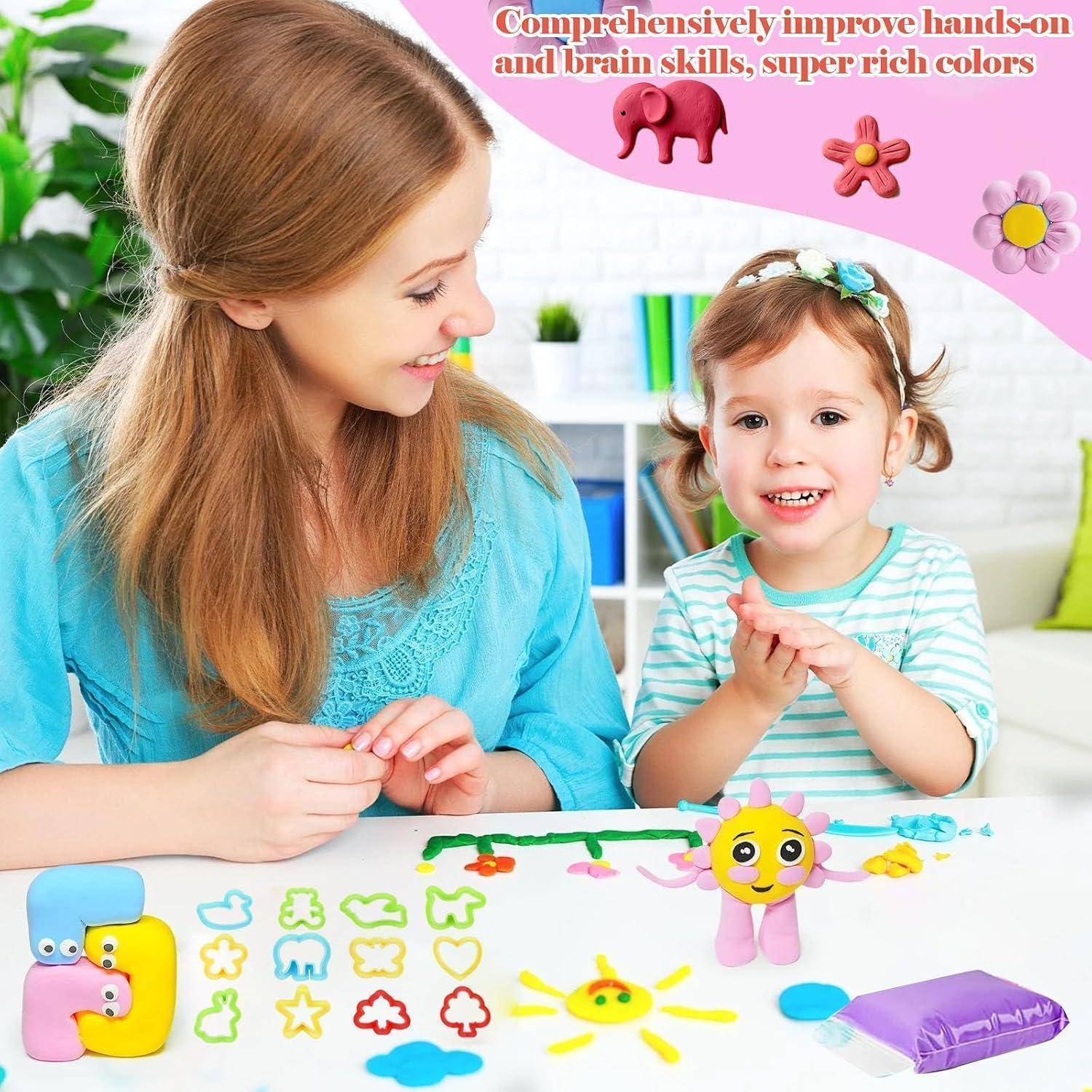 Mutter und kleines Kind lächeln an einem Tisch mit bunten Tonformen und Spielzeugen, was auf eine praktische Lern- oder Handwerksaktivität hindeutet.