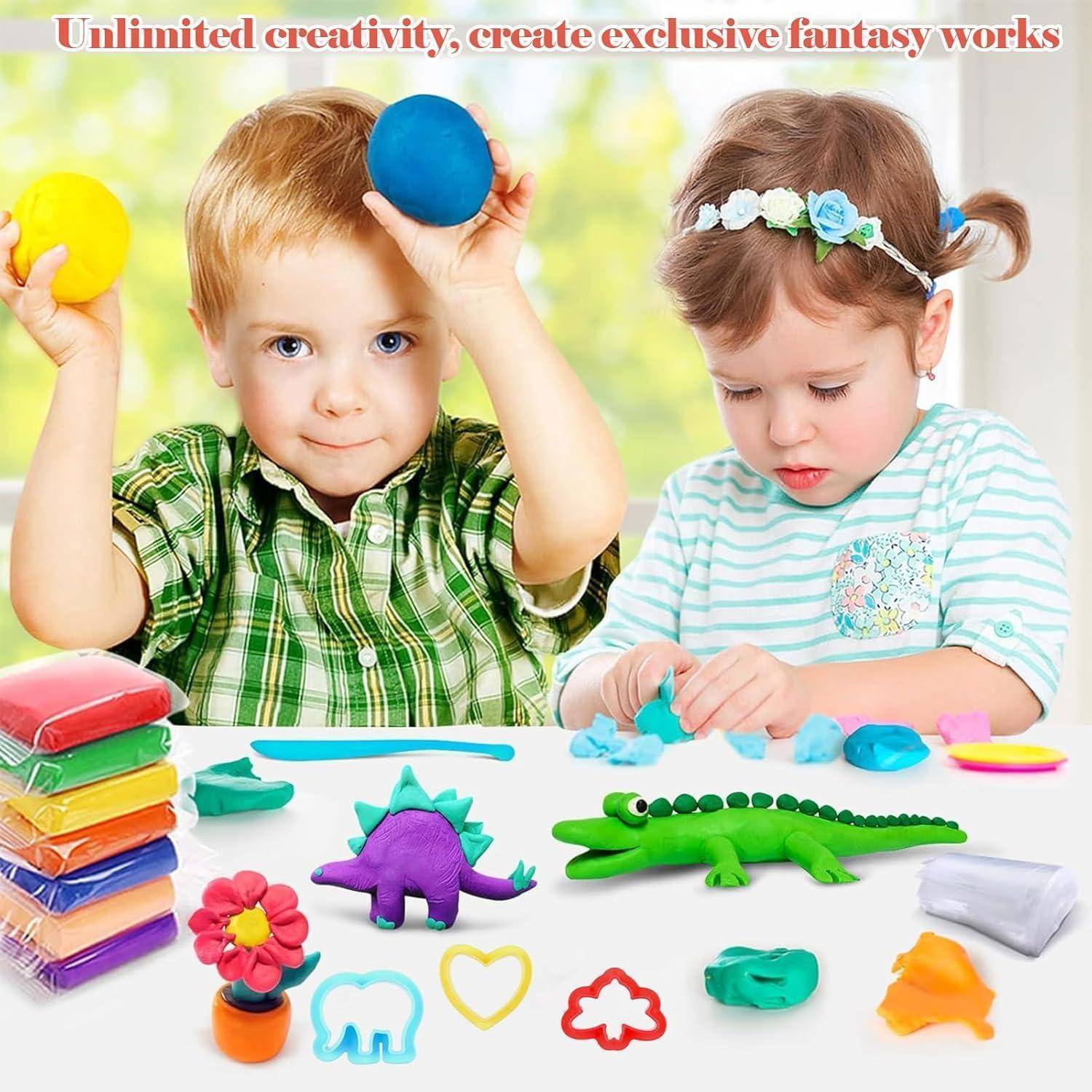Zwei kleine Kinder spielen mit farbigem Modellierton an einem Tisch, formen Tiere und Blumen, mit dem Text „Unbegrenzte Kreativität, schaffe exklusive Fantasiewerke