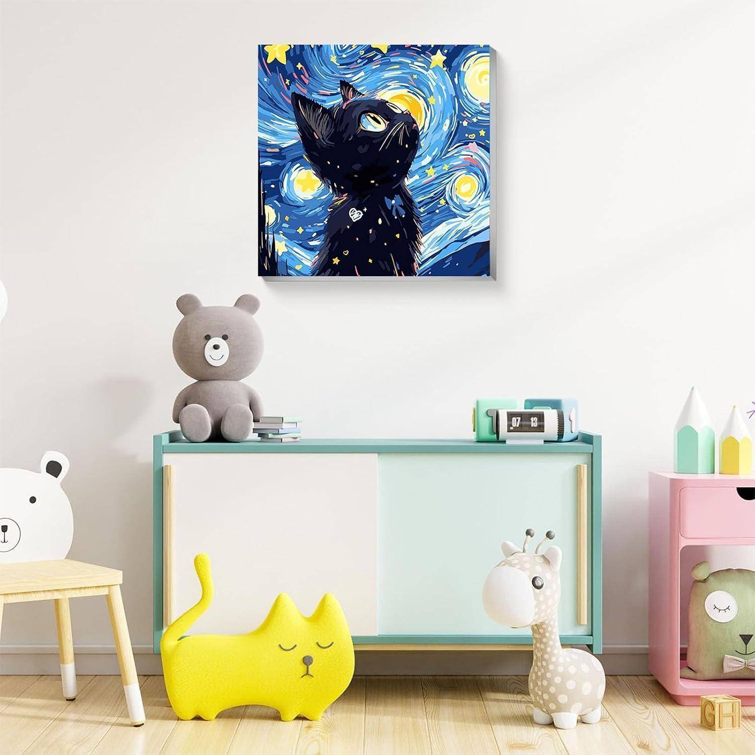 Kinderzimmer mit einem gerahmten schwarzen Katzenbild über einer niedrigen Konsole, umgeben von Plüschtieren in Form eines Bären, einer Katze und einer Giraffe sowie einem rosa Regal.