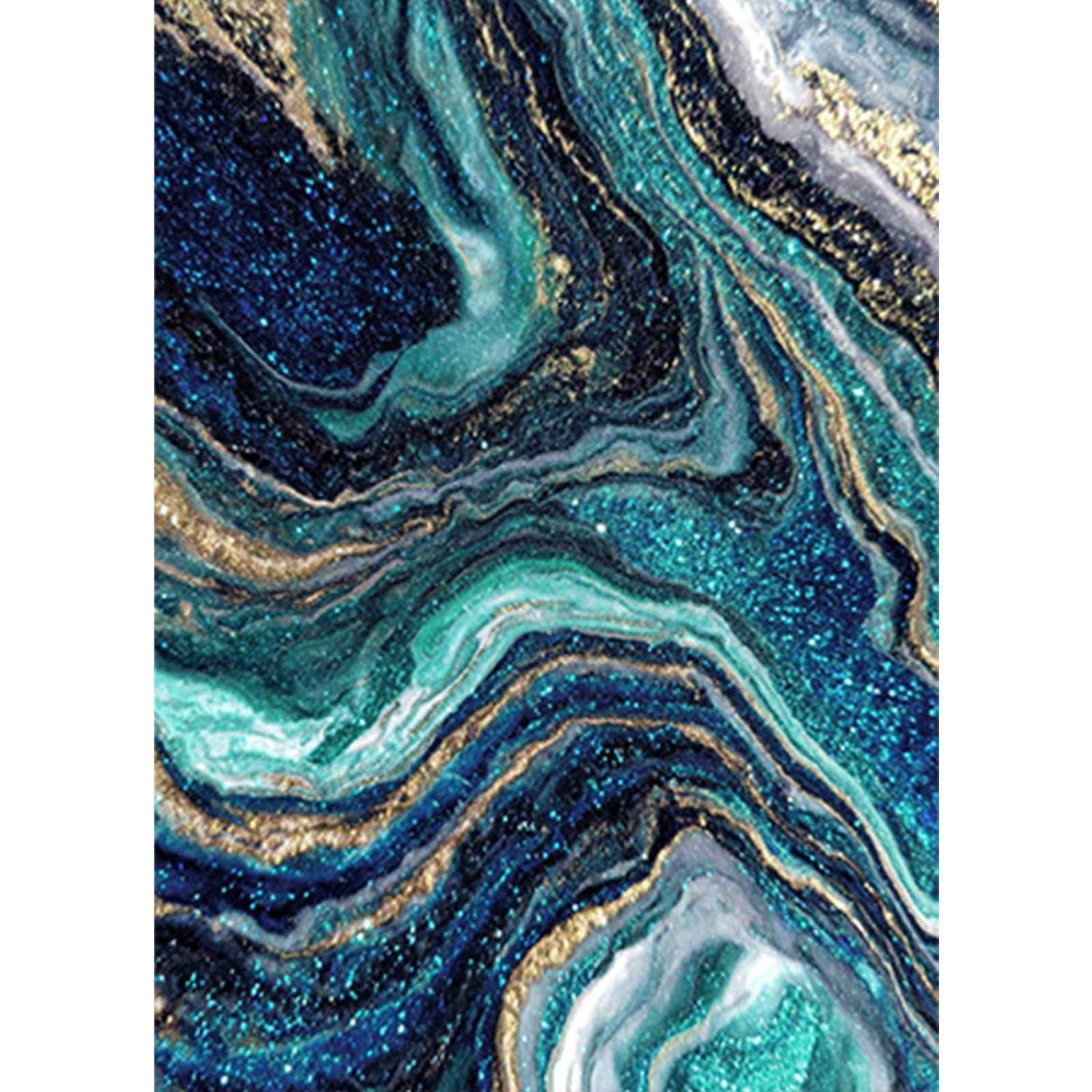 Abstrakte wirbelnde türkise, marineblau, schwarze und goldene Marmortextur mit glitzerartigen Pailletten.