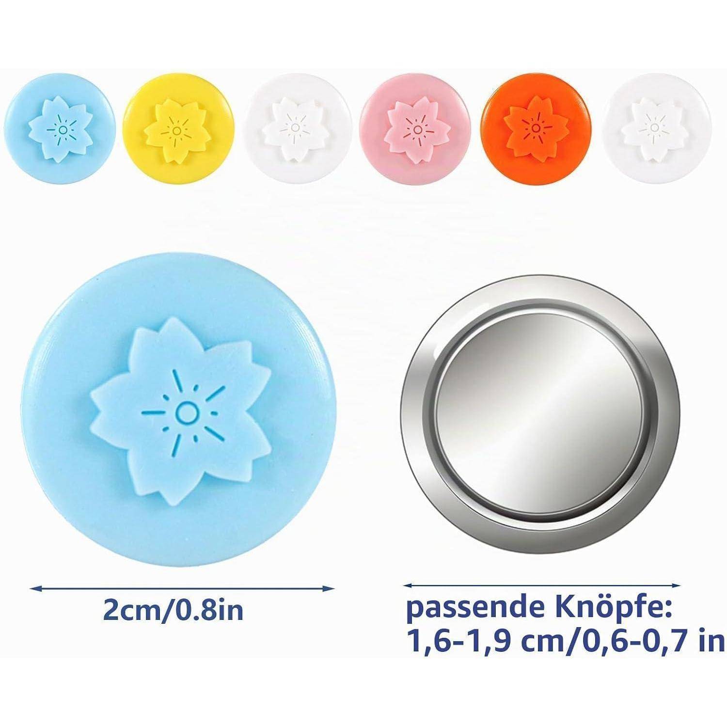 Illustration von Ersatzknöpfen in mehreren Farben und einer Metallknopfrückseite, mit Größenführung: Ein 2-cm-Knopf passt zu Knöpfen mit einer Breite von 1,6–1,9 cm.