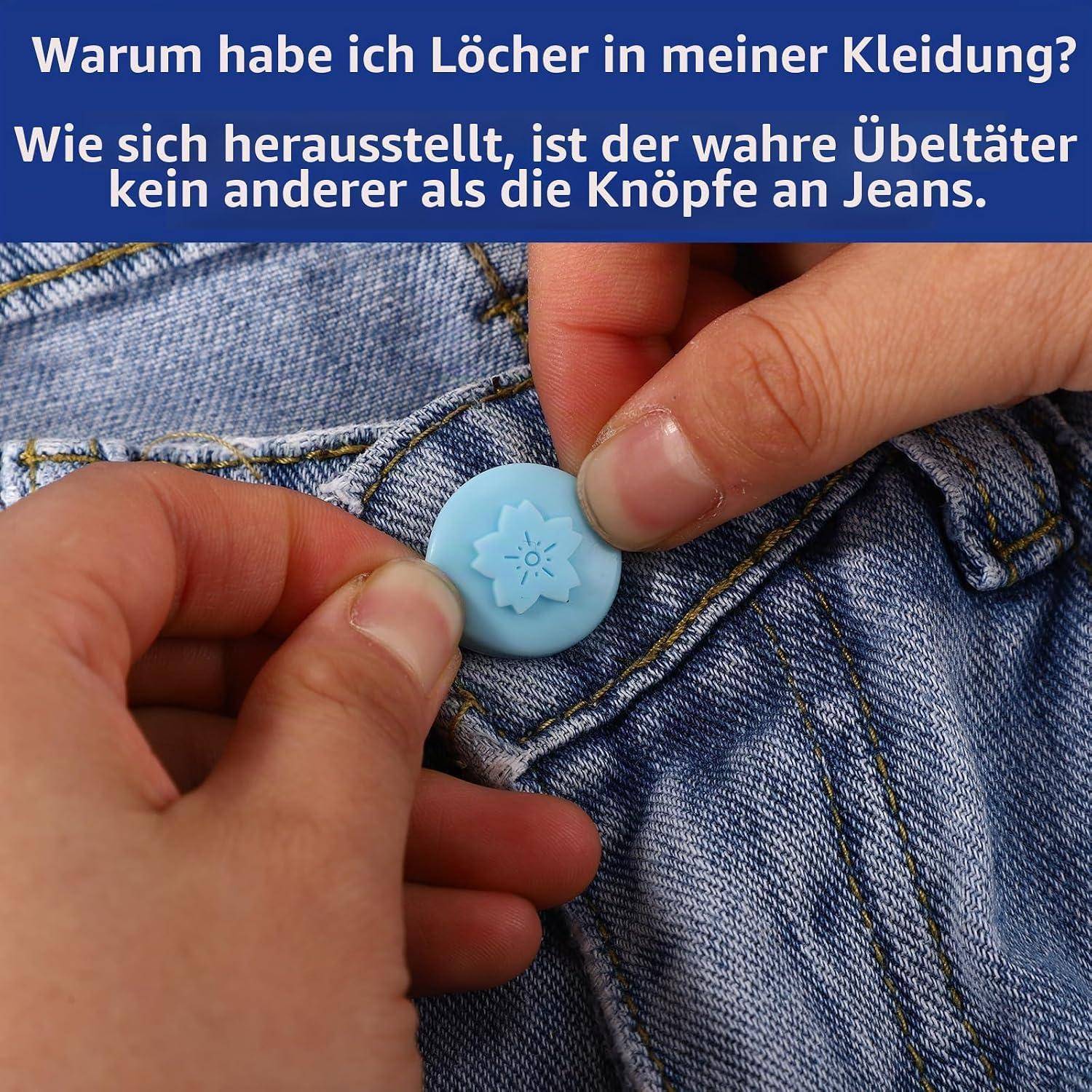 Hände halten einen blauen Knopf gegen Jeans; deutscher Text besagt, dass Löcher in der Kleidung durch Jeansknöpfe verursacht werden.