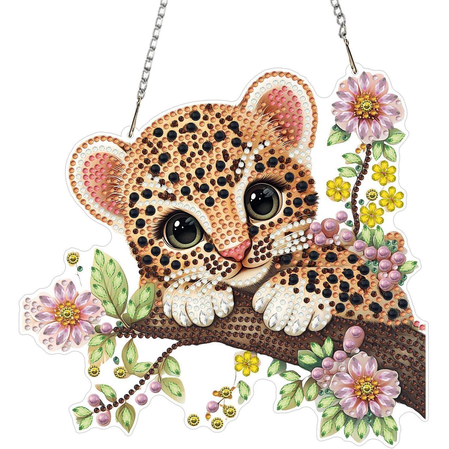 Dekorativer Aufkleber eines Leopardenjungen mit großen Augen, das auf einem Ast ruht, umgeben von Blumen und Blättern, mit einer hängenden Kette.