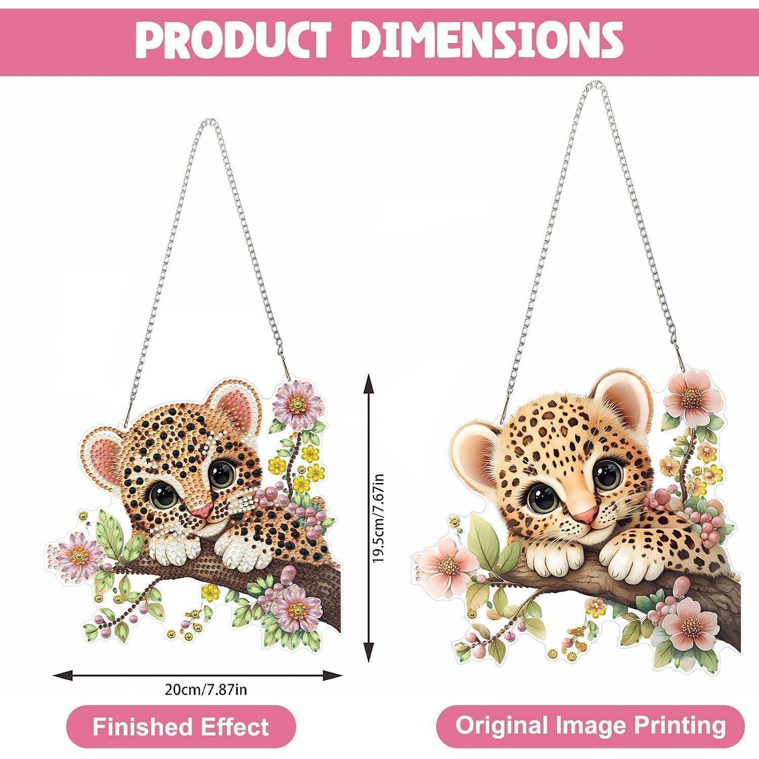 Produktdimensionsvergleich mit einer floralen Leopardenjungen-Hängdekoration; das fertige Ergebnis misst 20 cm breit und 19,5 cm hoch, mit originalgetreuer Bilddruckkopie daneben.