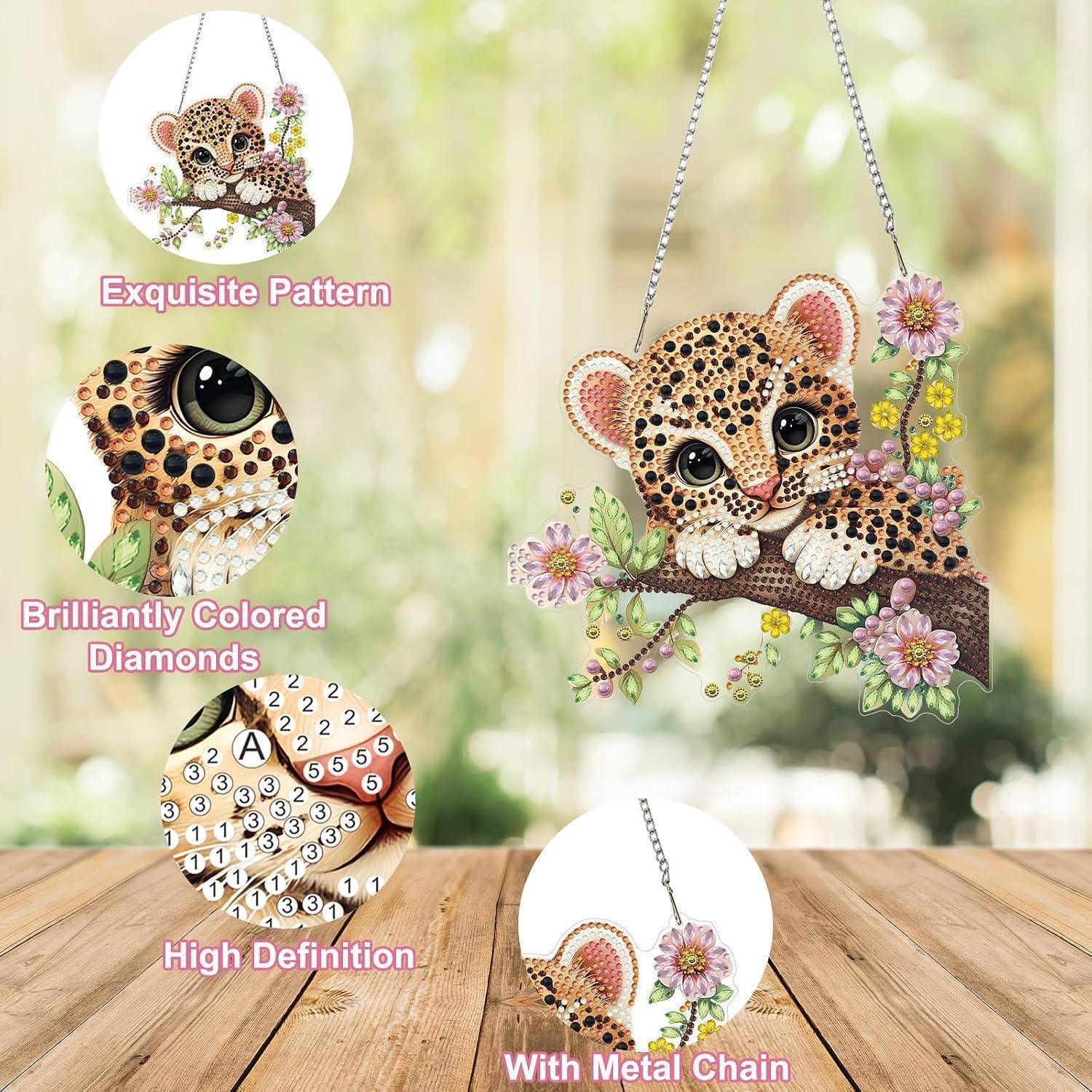 Diamant-Malerei-Set eines gefleckten Leopardenjungen auf einem blühenden Ast mit Metallaufhängekette; eingefügte Legenden heben das Muster, die Edelsteindetails und die hochauflösende Qualität hervor.