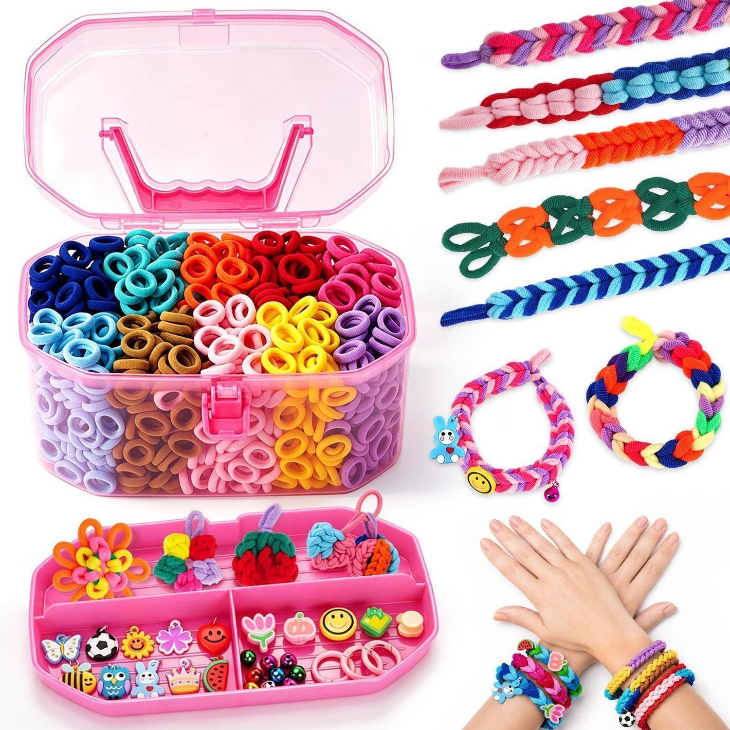 Buntes Kunststoff-Bastelset mit Behältern voller Gummibänder für Webrahmen und Beispielen geflochtener Armbänder und Ringe, gezeigt mit Händen, die fertige Accessoires tragen.