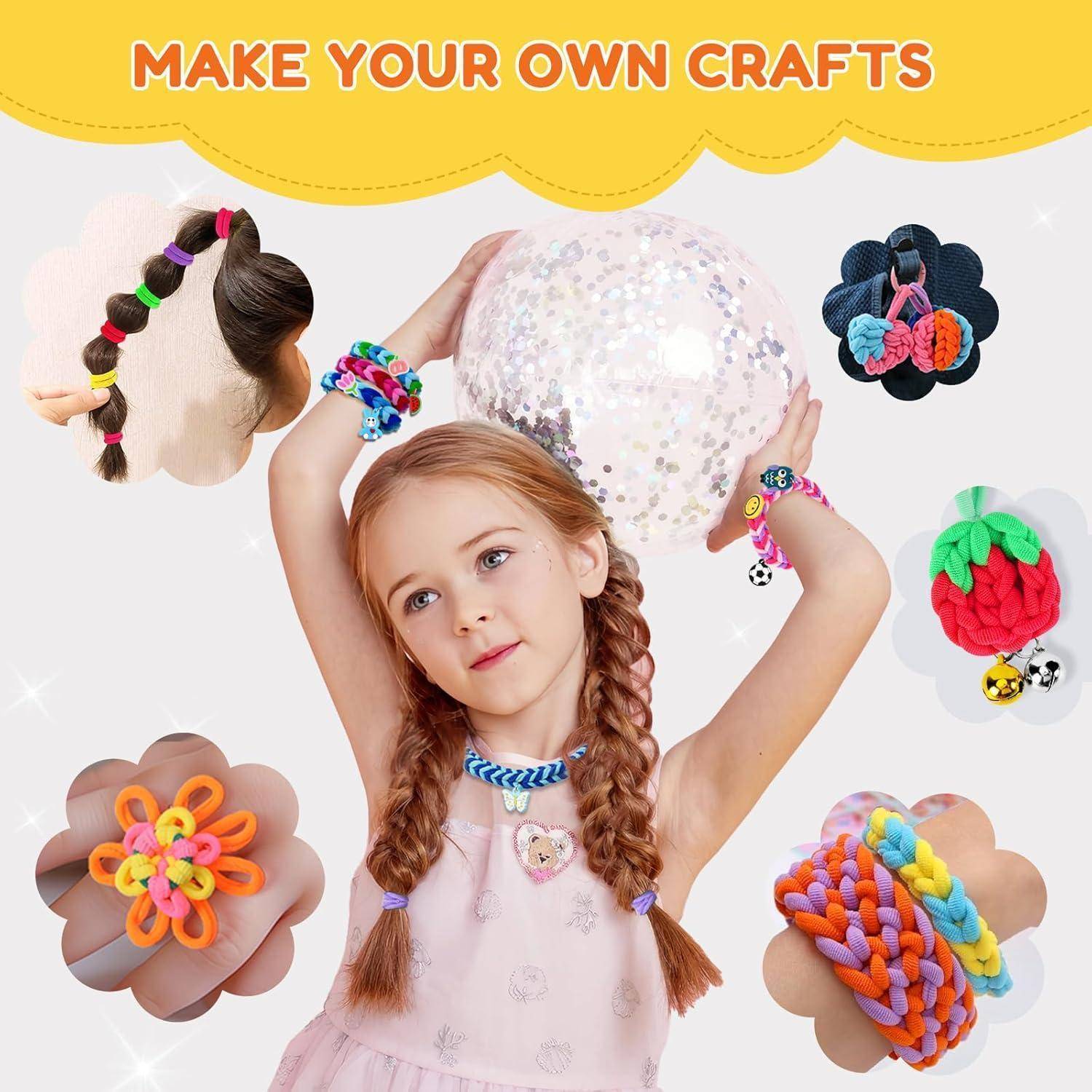 Mädchen, das farbenfrohe handgefertigte Haar- und Armband-Kunsthandwerk modelliert, mit Beispielen von geflochtenen Haarzubehör und blumenförmigen Armband-Designs um sie herum.