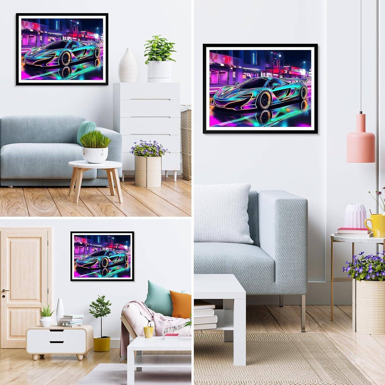 Collage von modernen Wohnzimmern mit einem gerahmten Neon-Sportauto-Druck über einem Sofa, dargestellt in verschiedenen Wand- und Möbeleinstellungen.