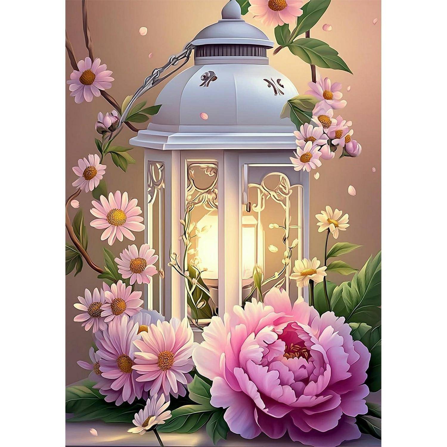 Dekorative Laterne, die mit warmem Licht leuchtet, umgeben von rosa und violetten Blumen und grünen Blättern.