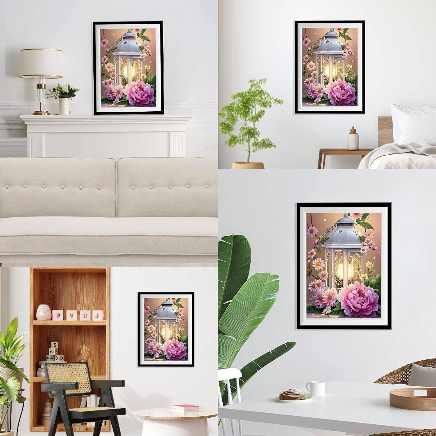 Wandkunst mit gerahmter Blütenlaterne, die in mehreren modernen Innenräumen ausgestellt ist und eine leuchtende Laterne zeigt, die von rosa Blüten umgeben ist.