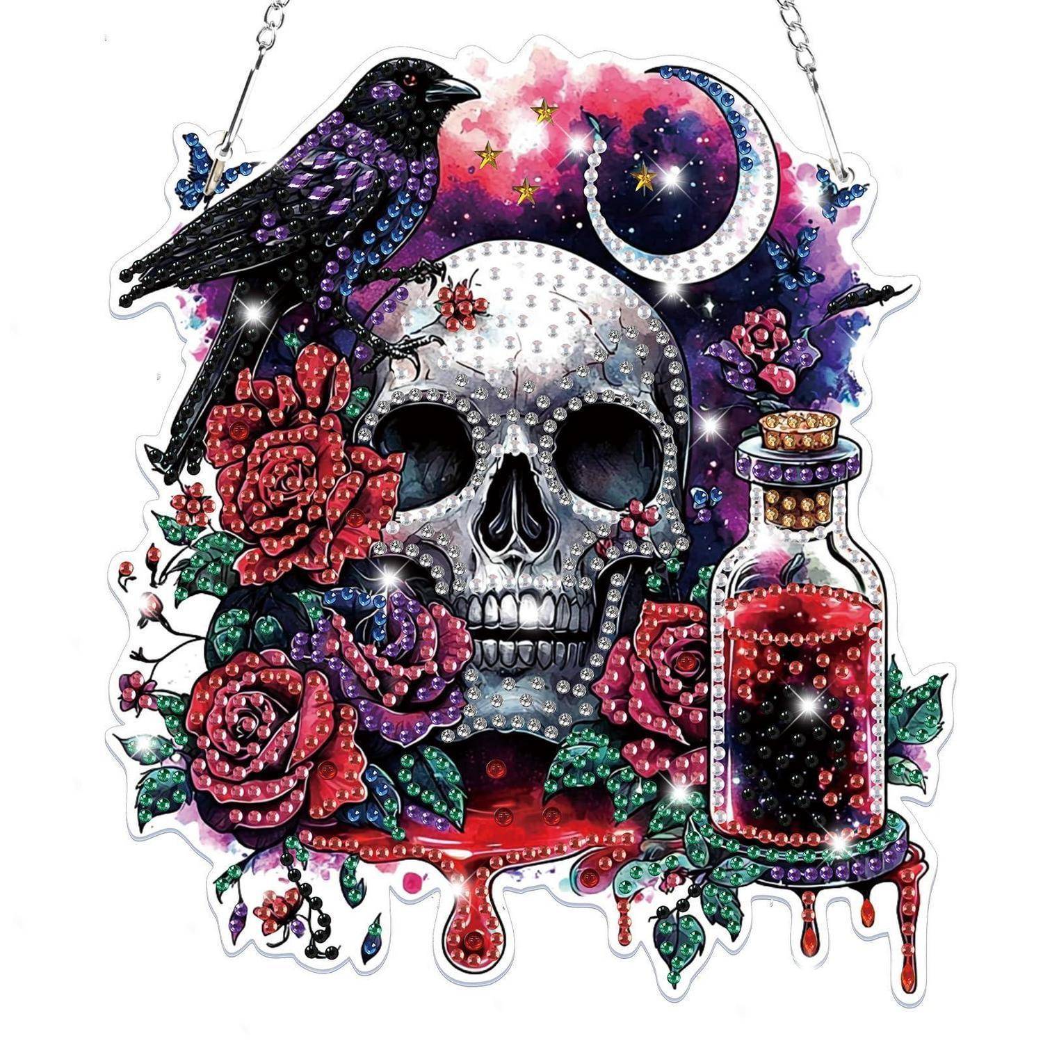 Ein juwelenbesetzter Schädel, umgeben von roten Rosen, ein schwarzer Rabe und eine rote Phiole mit Trank vor einem sternenklaren Nachthimmel.