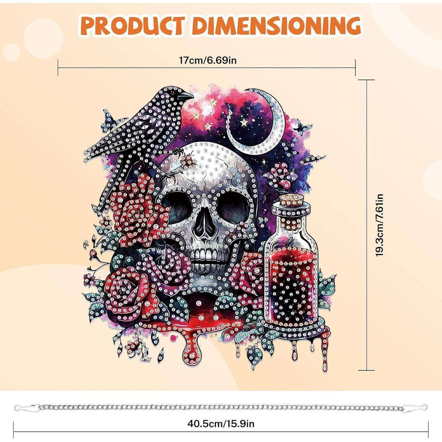Produktabmessungsgrafik für ein Design mit Schädel, Vogel, Blumen und Flasche, 17 cm breit und 19,3 cm hoch; Kettenlänge 40,5 cm.
