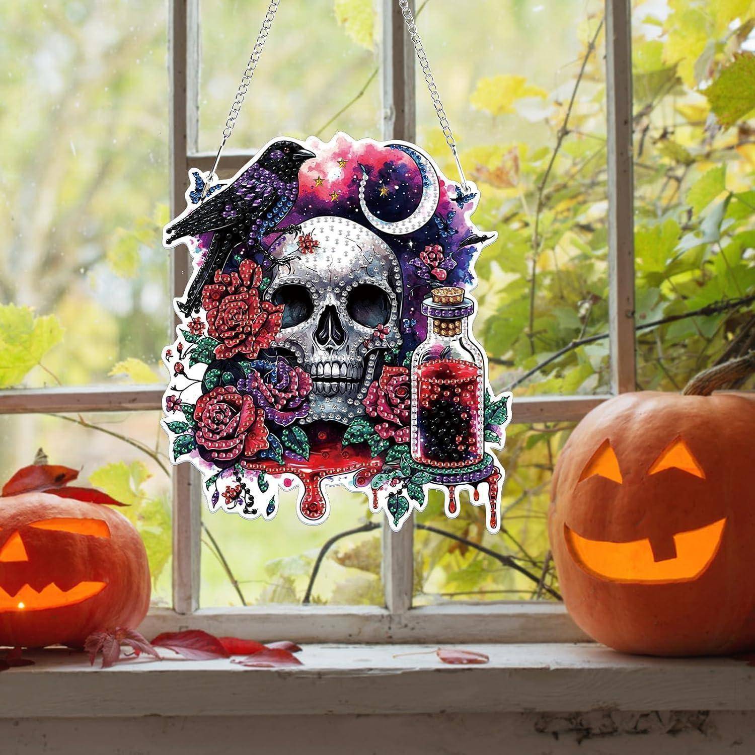 Halloween-Fensterdekoration mit funkelndem Schädel, Rabe, Rosen, Trankflasche und Kürbissen, flankiert von zwei geschnitzten Kürbislaternen.