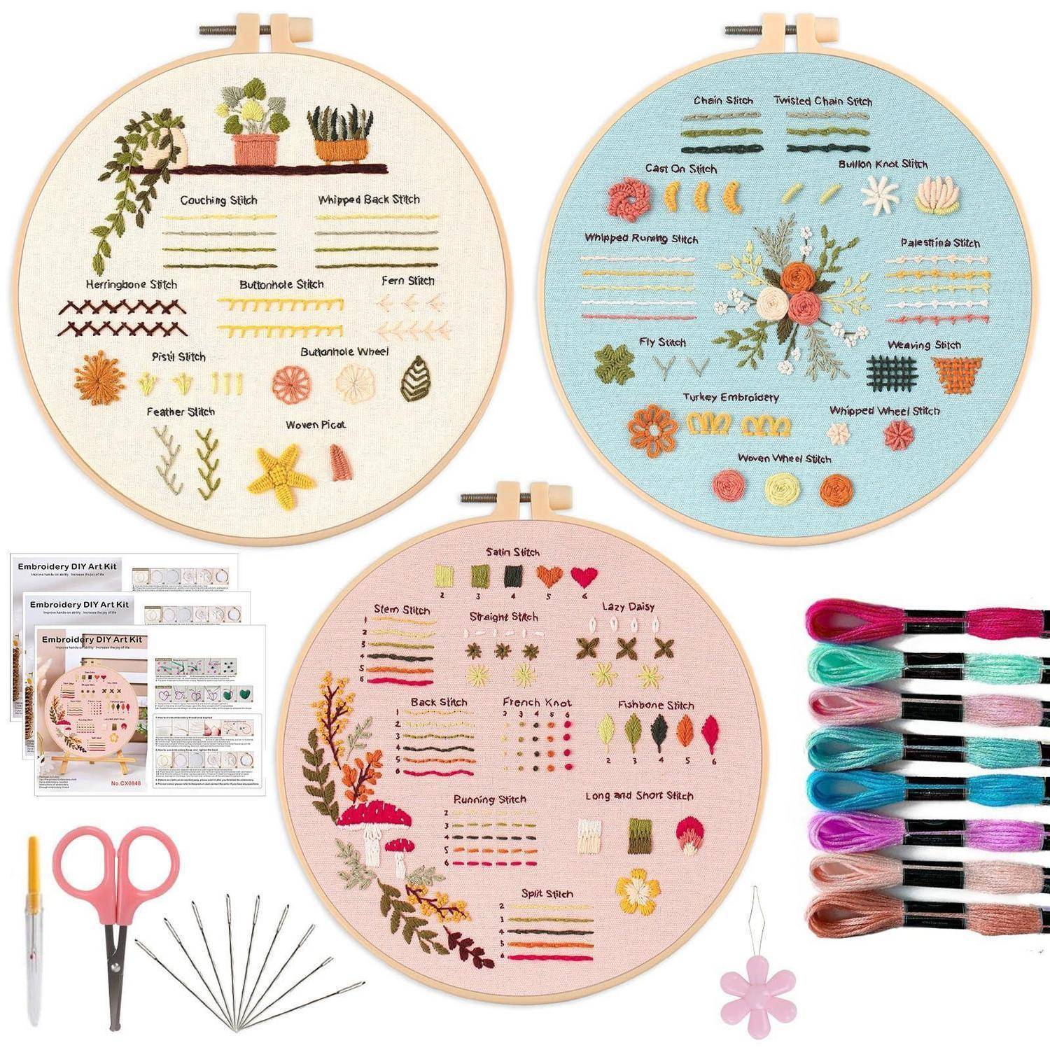 Drei Stickerei-Stichanleitung-Ringe zeigen beschriftete Stichbeispiele, zusammen mit Nadeln, Schere, Stickgarn und einem kleinen Anleitungsblatt für DIY-Handstickerei.