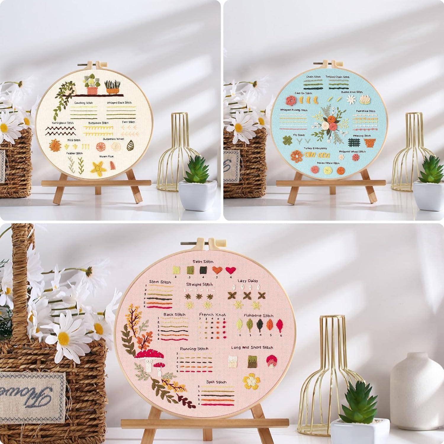 Drei Stickerei-Stitch-Sampler-Designs, die auf Holzreifen und Staffeleien präsentiert werden, jedes mit beschrifteten Stichmustern und dekorativen Blumenmotiven in verschiedenen Farbschemen.